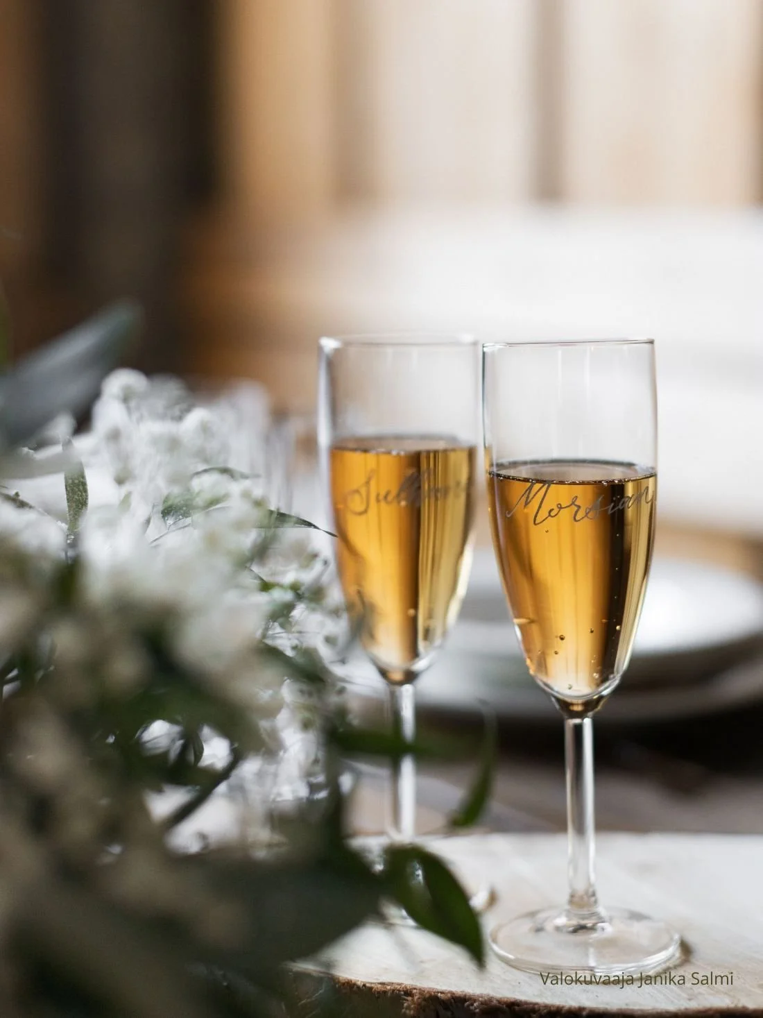 Kaiverretut juomalasit morsian ja sulhanene