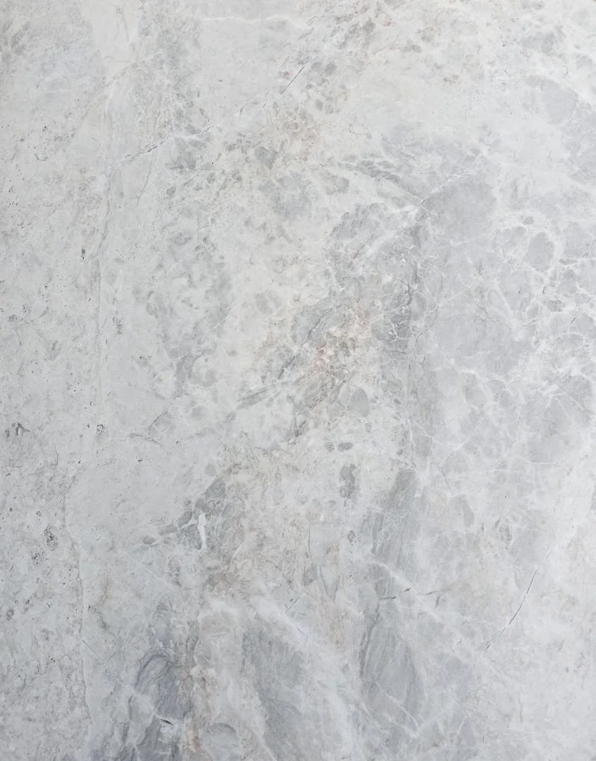 A white background with grey patterns; a durable and long-lasting surface suitable for high-traffic areas. It reflects light, brightening up spaces and creating an illusion of openness.