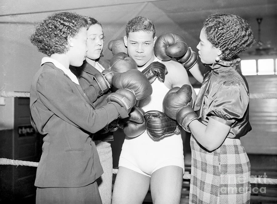 joe-louis-with-sisters-in-boxing-ring-bettmann.jpg