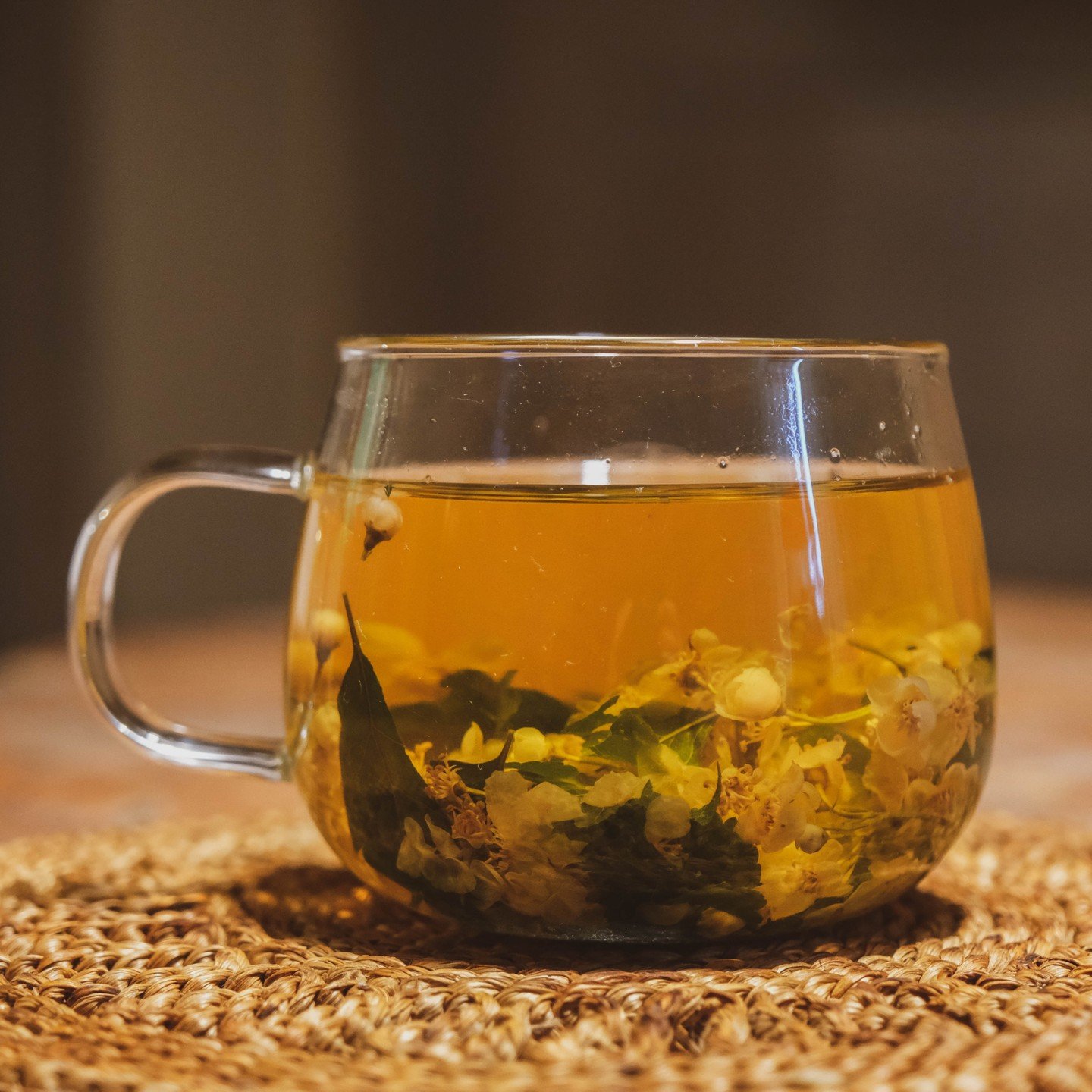 ~Meidoornbloesem~

Deze meidoornbloesem en blaadjes plukte ik de afgelopen lente. 

Meidoorn is overal te vinden. Met de bloesems maak je een heerlijke lichtzoete thee.

Een groot voordeel van je eigen theekruiden verzamelen is dat je altijd weet hoe