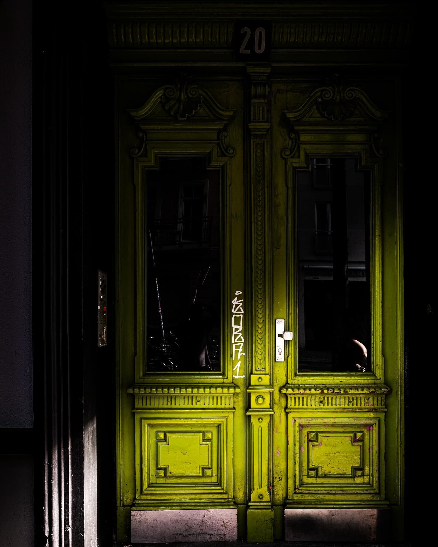 I want to walk around and just take photos of these quirky Berlin doors. 
.
.
.

#greendoor #porteverte #greendoors #portesvertes #green #doorstagram #instadoor #instadoors #doorwanderlust #doorsgraphy #doorsoffrance #standingatyourdoor #wanderlust #