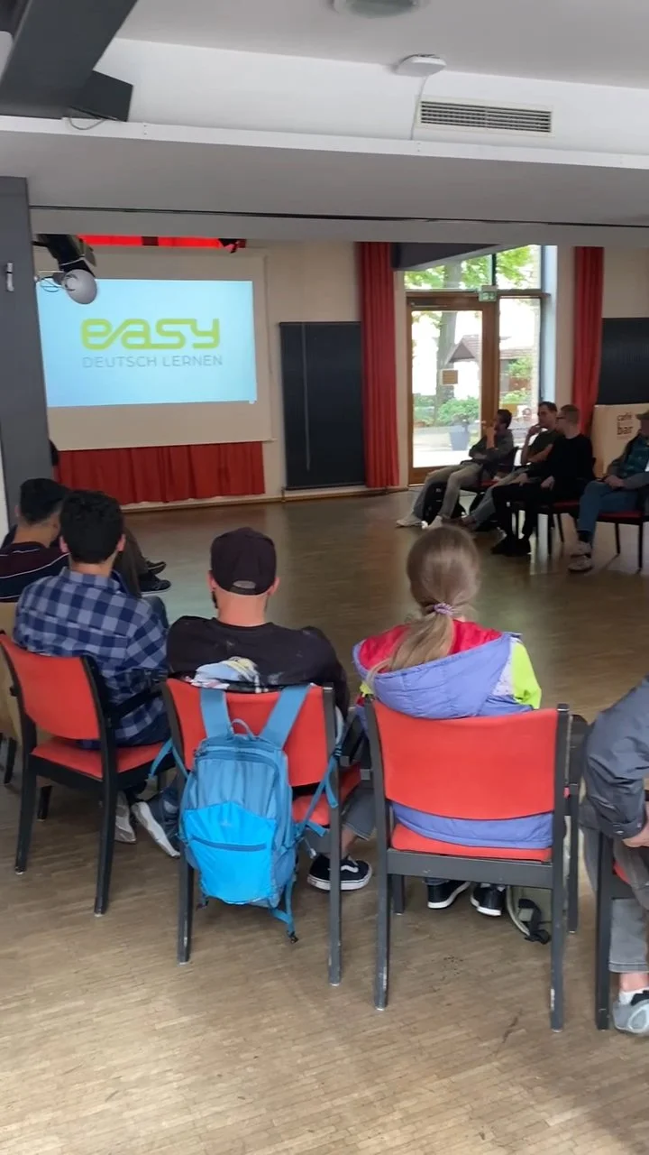 Gruppe des Gebrüder Schmid Zentrums (Café BlaBla) gibt Feedback zu den Videos von easy newstime