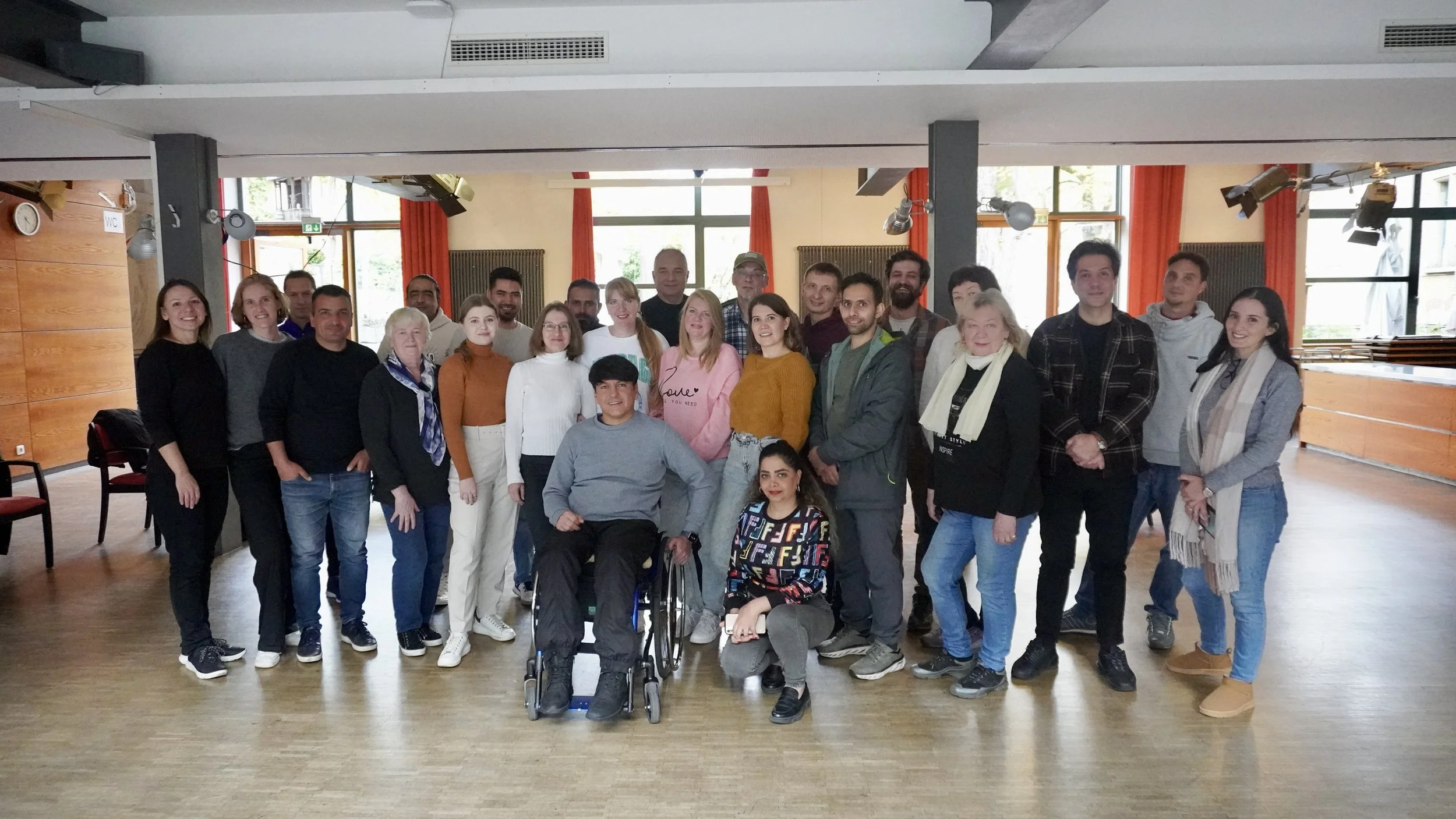 Gruppenbild mit den Menschen des Gebrüder Schmid Zentrums