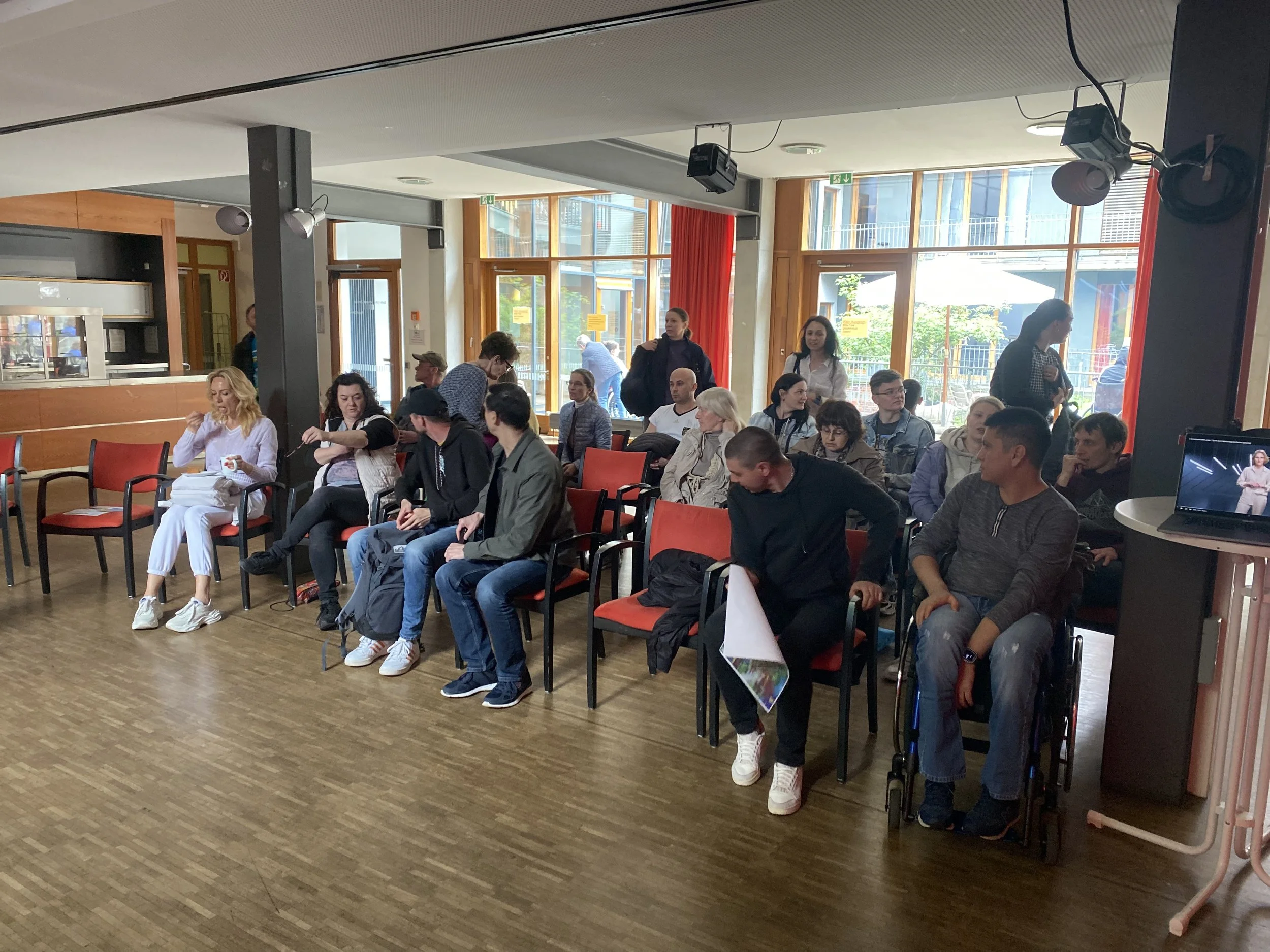 Gruppe des Gebrüder Schmid Zentrums (Café BlaBla) gibt Feedback zu den Videos von easy newstime