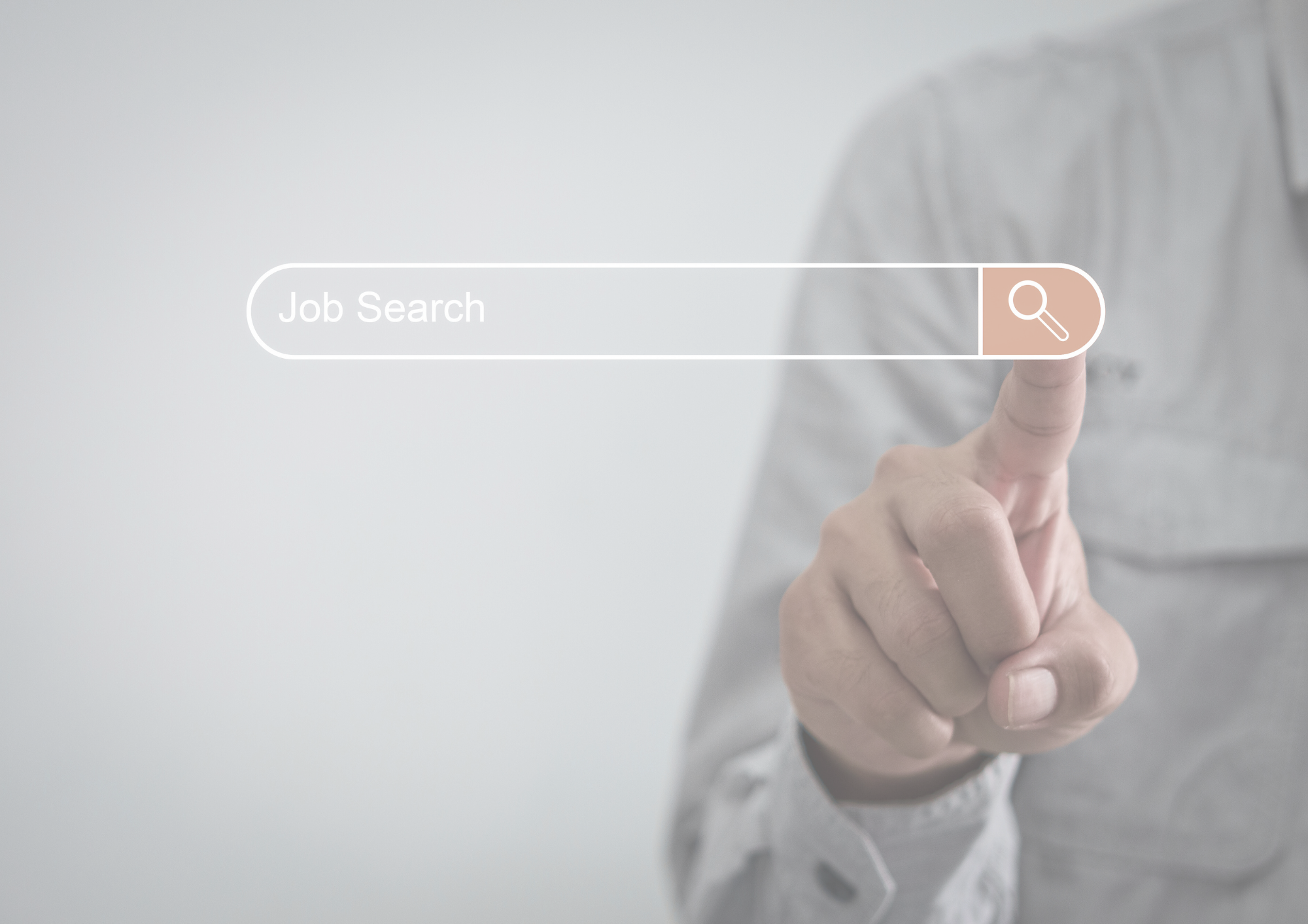 Person tippt auf eine digitale Suchleiste mit der Aufschrift 'Job Search' und einem Lupensymbol auf einem Computerbildschirm.