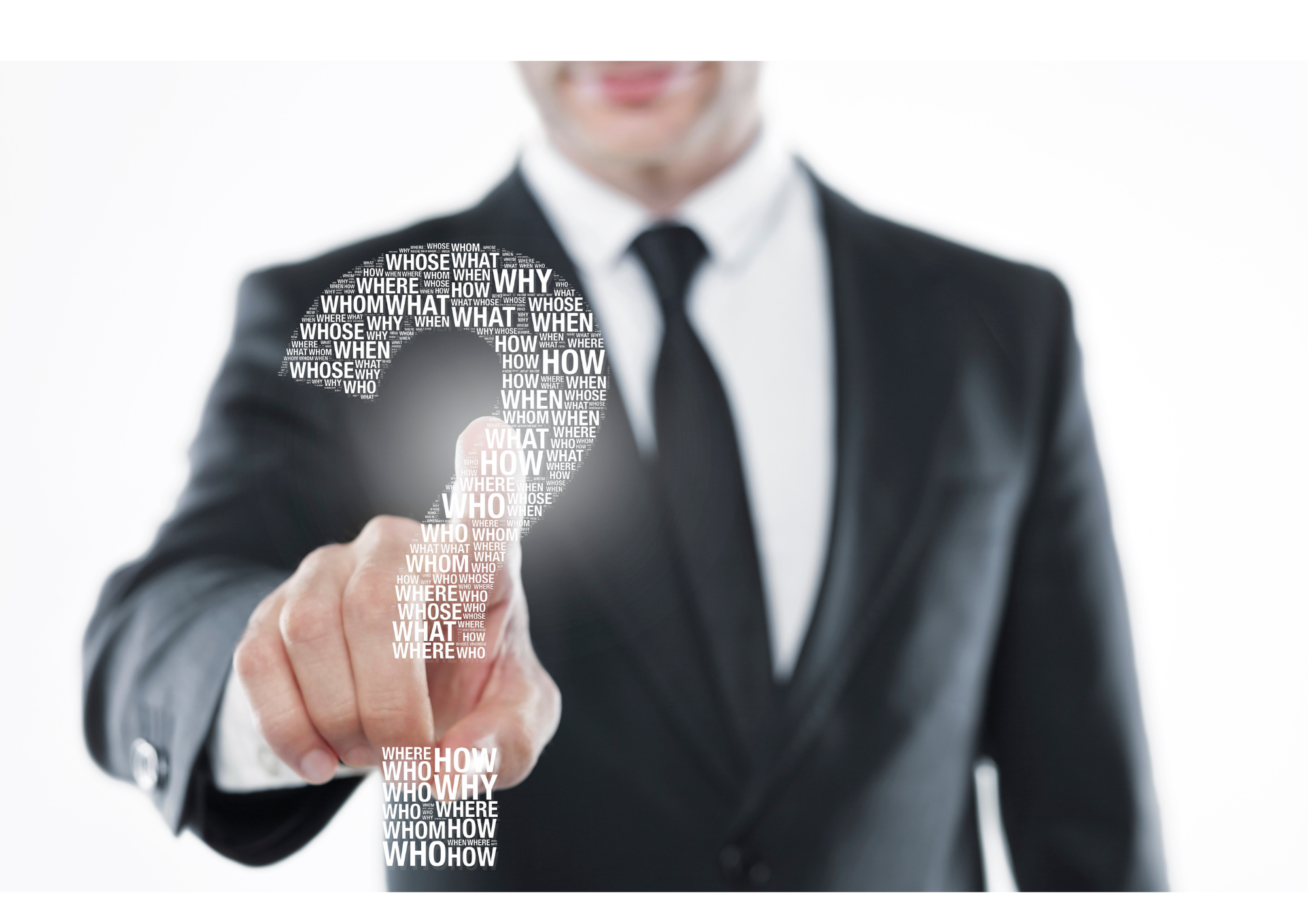Geschäftsmann in dunklem Anzug und Krawatte zeichnet mit dem Finger eine große Fragezeichen aus Wortwolken mit den Worten »Who«, »What«, »When«, »Where«, »Why«, »How«.
