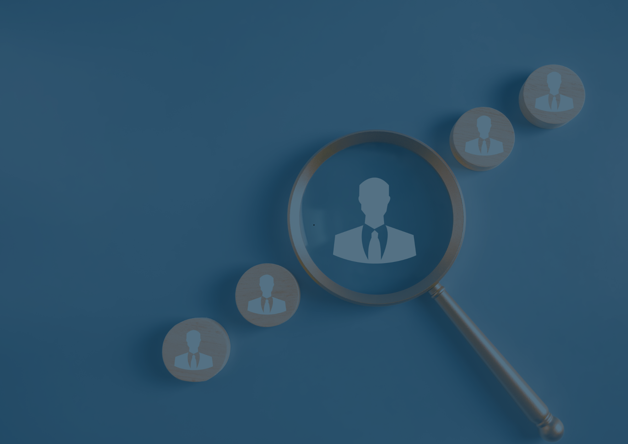 Lupe, die auf Symbole von Geschäftsleuten mit Krawatte zeigt, symbolisiert die Personensuche oder Auswahl im beruflichen Kontext.