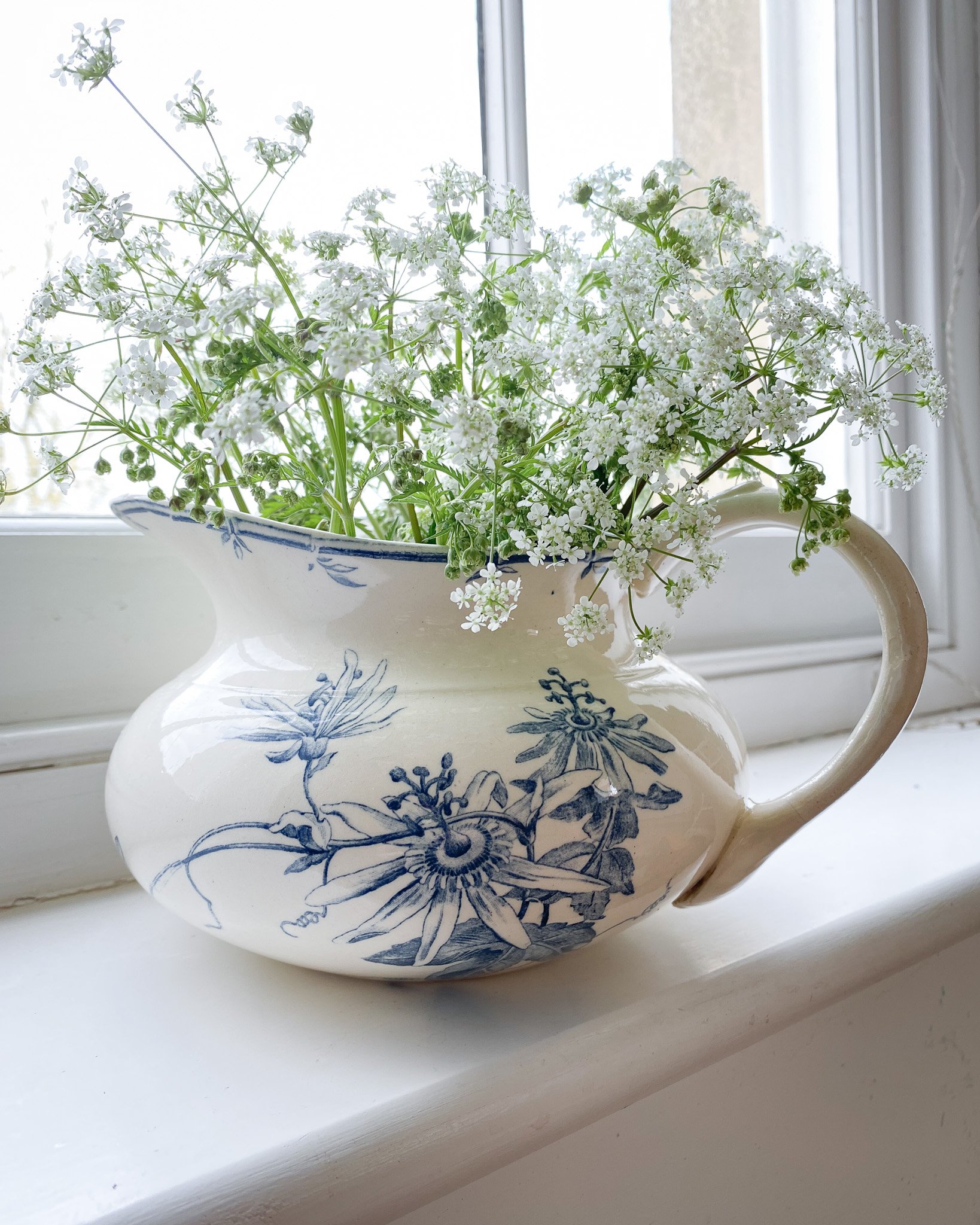 Spring vibes and hedgerow finds albeit from last year. Slightly dreading seeing the state of the garden on my return. Sun, warmth and rain and it&rsquo;ll be a forest! 

 #wildflowers #wildflowerseason #wildflowersofinstagram #vintagejug #vintagejugs