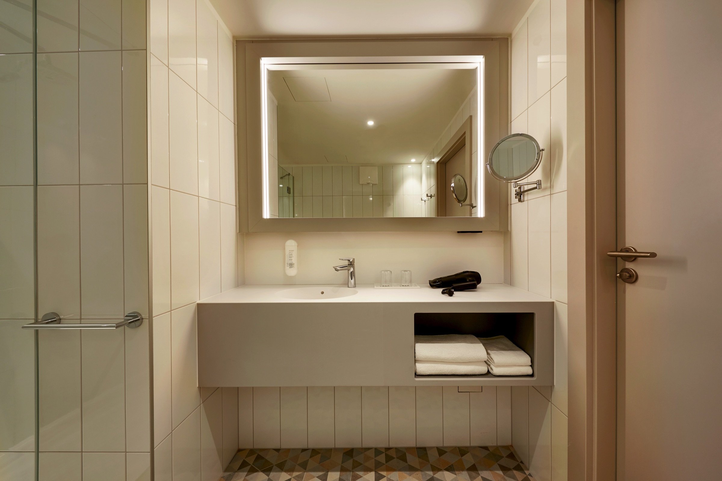 zimmer-bad-01-hplus-hotel-wien.jpg