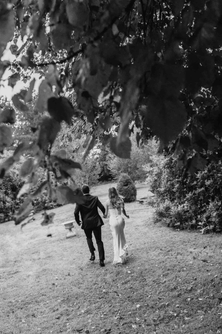 couple running in the Château la Durantie Gardens