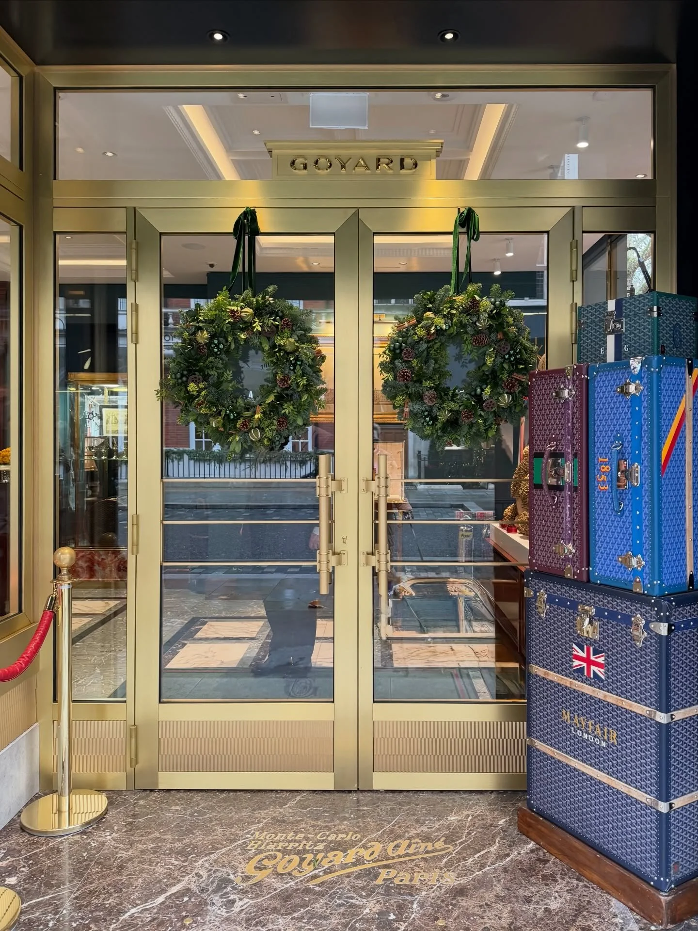 💚�🎄✨Green Christmas Wreaths✨🎄💚

#christmas #christmaswreaths #christmasinlondon #christmasinmayfair #mayfairneighbourhood #classicchristmas #traditionalchristmas #doorwreath #naturalwreath #pinewreath #decoratepinewreath #howtodecorateawreath #lo