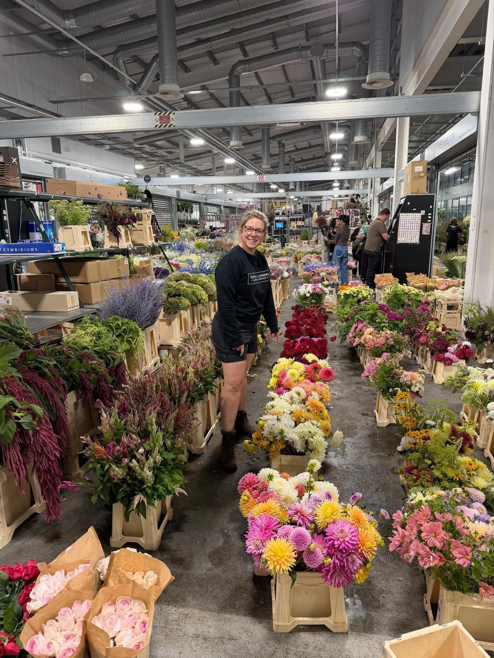 Dahlia delights @greenandbloom_flowers this morning - hunting for flowers for a friend&rsquo;s September wedding 🩷🧡💛💚