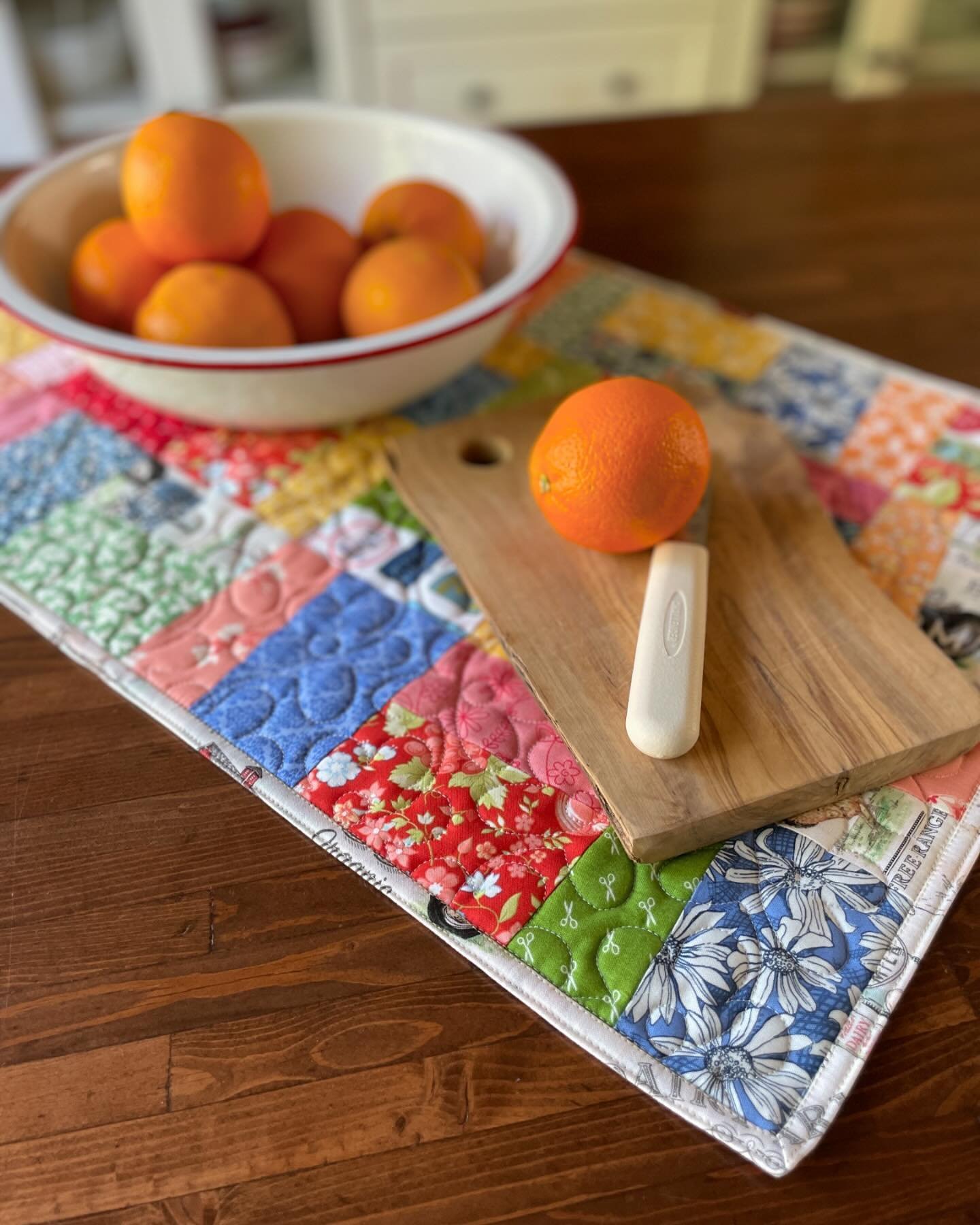 🌸🍊🌱🌺☀️
I love making table runners! 

Especially when I&rsquo;ve got a lot on my schedule but still want to quilt. 

They&rsquo;re usually quick to make and easy to finish. And I love that about them. 

I&rsquo;m running a 🌸SPRING SPECIAL🌸! 

D