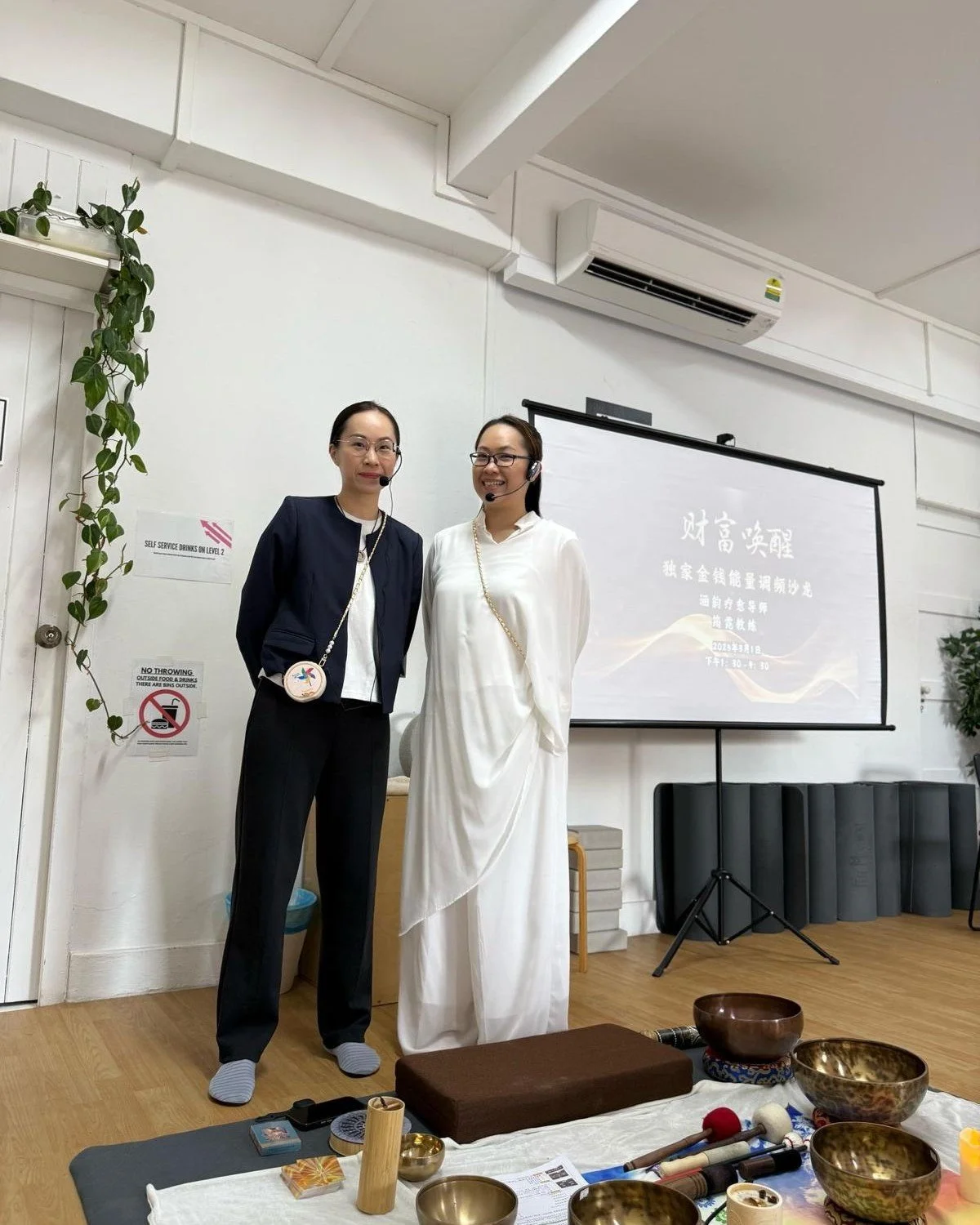 【灵魂的传承，从一个人开始】

很多人不知道，涵韵其实是我的双胞胎姐姐。
但在灵魂的旅程里，她同时也是我带的第一位【内在导航】私教学员。

那时候，我为她打造了一个独属于她的高维身份。
她不仅理解了那个身份，更是一步步活出来。
脱胎换骨，成长觉醒，成为自己生命的光。

后来，我带着她，一起举办了一场又一场工作坊，
让更多人看见她的天分与力量。
更美的是，当我退到幕后，她开始带领我之后的私教学员，
让她们也活出属于自己的高维身份。
那种感觉，就像一场灵魂的传承。
一盏灯，点亮另一盏灯。

【同心能
