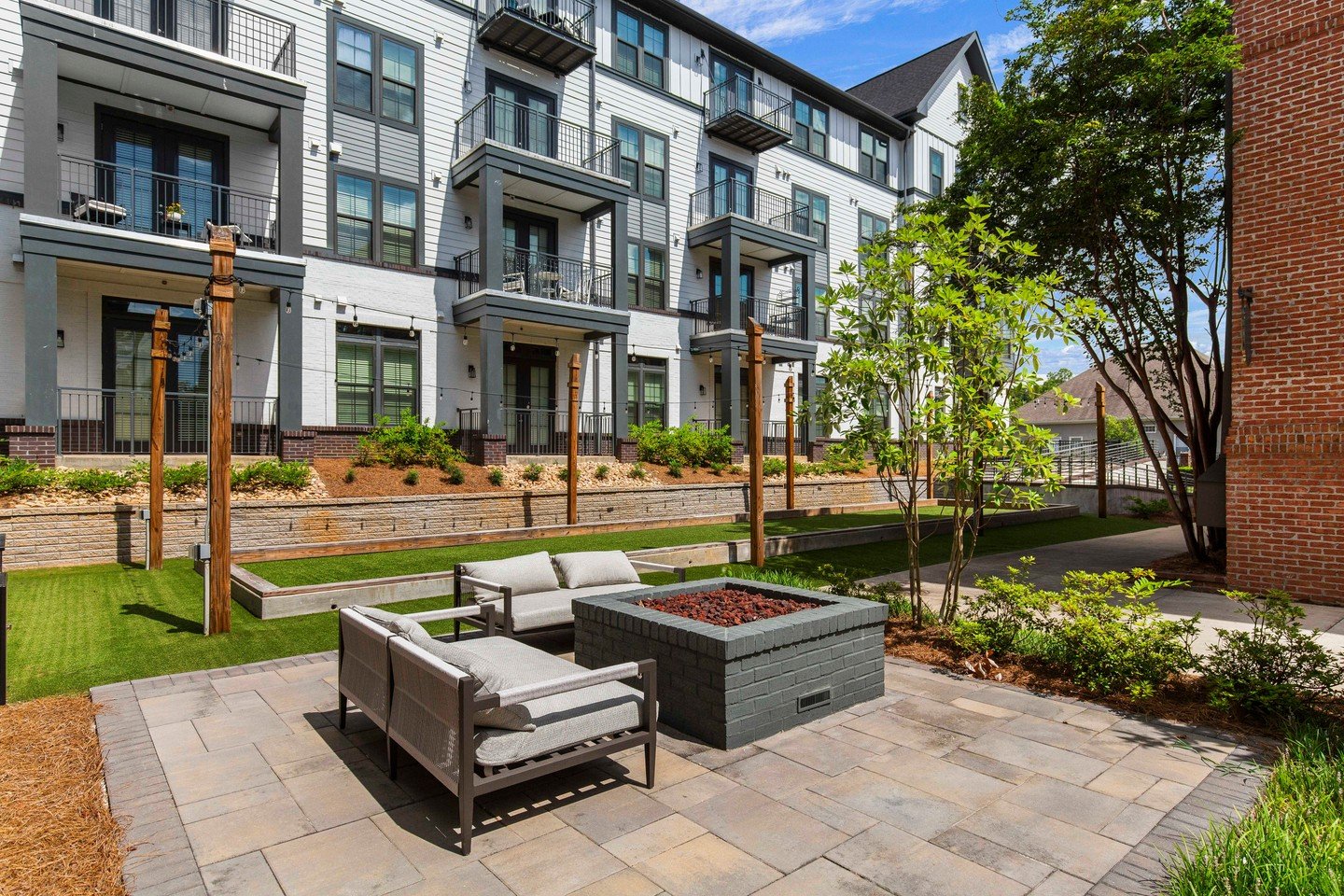 Cool fall nights are made for good conversations by the fire. Come unwind at the fire pit and make the most of the season at the Quarter House.