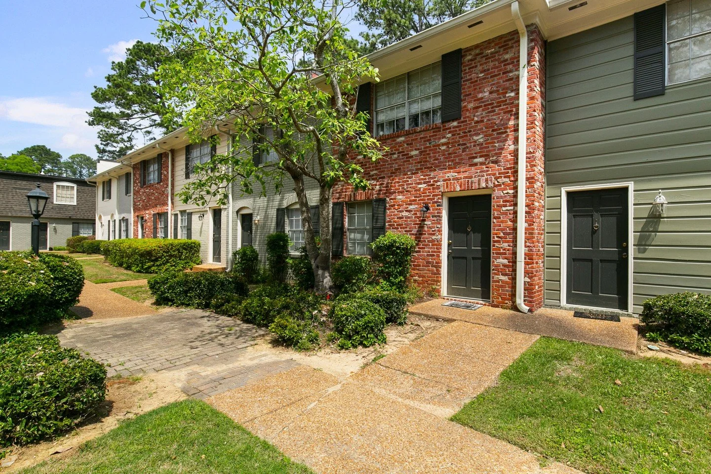 Vieux Carr&eacute; Apartments bring a warm, vibrant atmosphere with just the right touch of Southern charm &mdash; all in a location that keeps you close to everything that matters. Conveniently located near UMMC, getting to work, class, or your favo