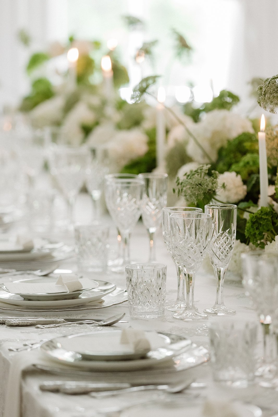 Une Symphonie Florale au Coeur d’un Éditorial Chic & Raffiné