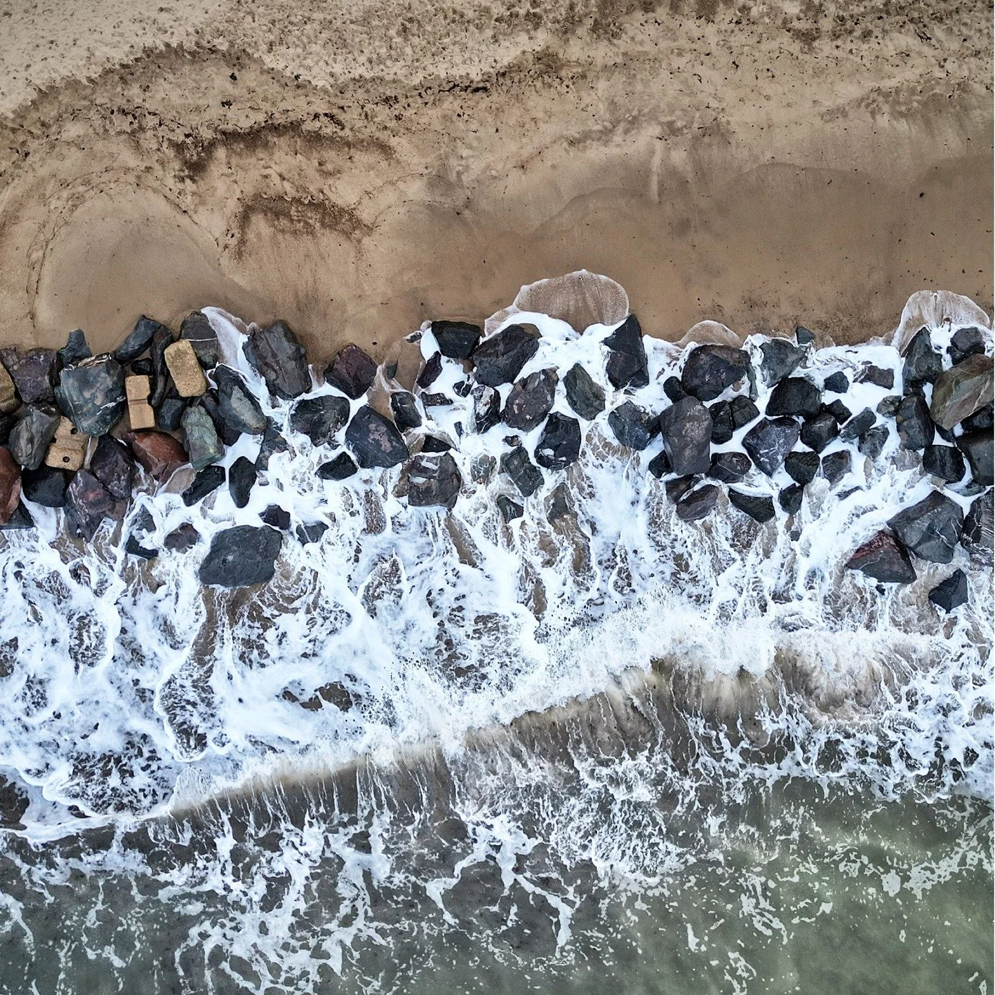 On a recent visit to #norfolk I had some time to visit #happisburgh lighthouse and beach. Don't often get out with the drone, if it is not work related, so this was a real treat!
#djiglobal #dronephotography #uavhub_feature_me #shotonmydrone #dji #d