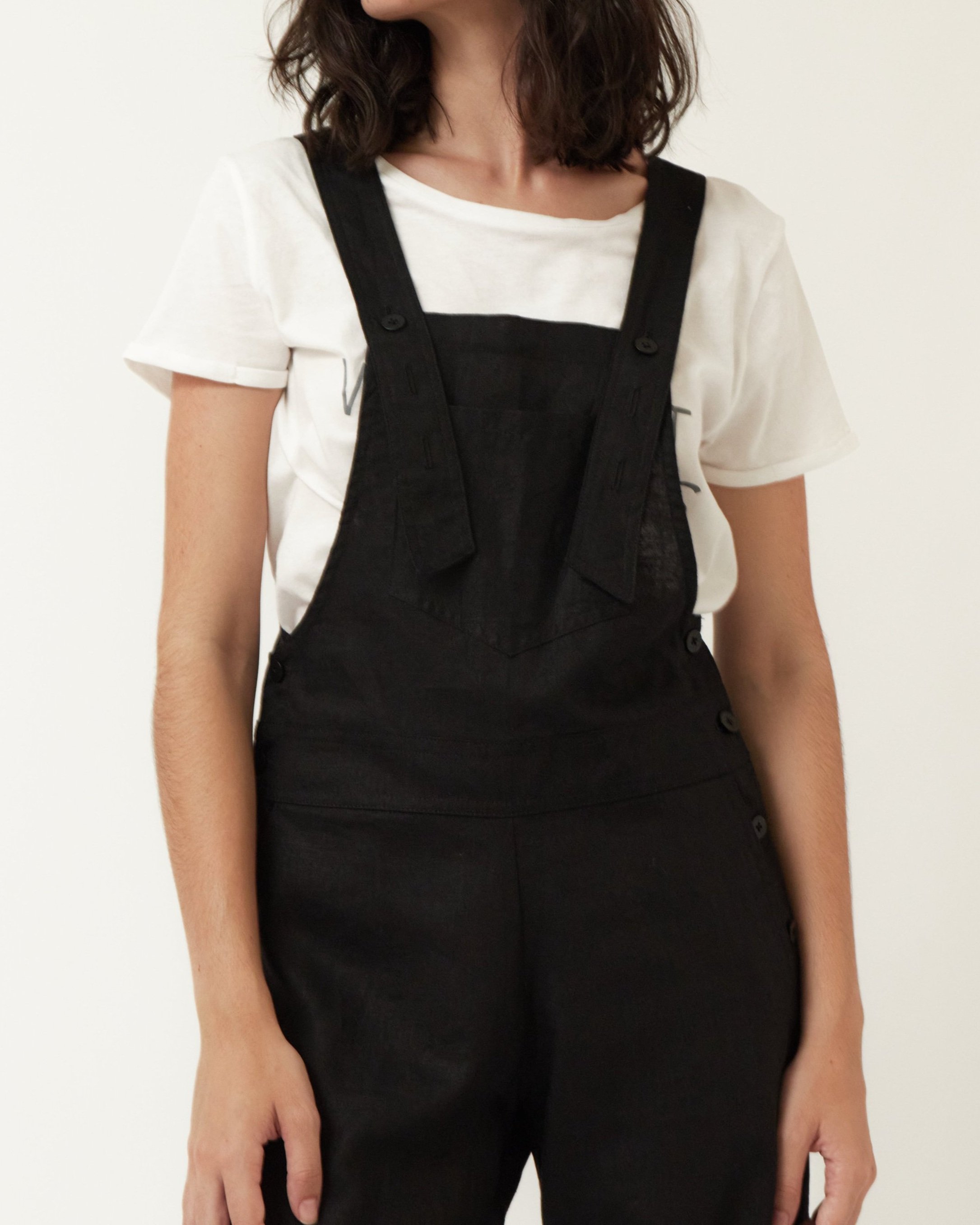 Coz Jumpsuit - LINEN JUMPSUIT - available in beige and black. Embrace comfort and eco-friendliness with this 100% linen jumpsuit. Designed and produced in Barcelona. Close up black version
