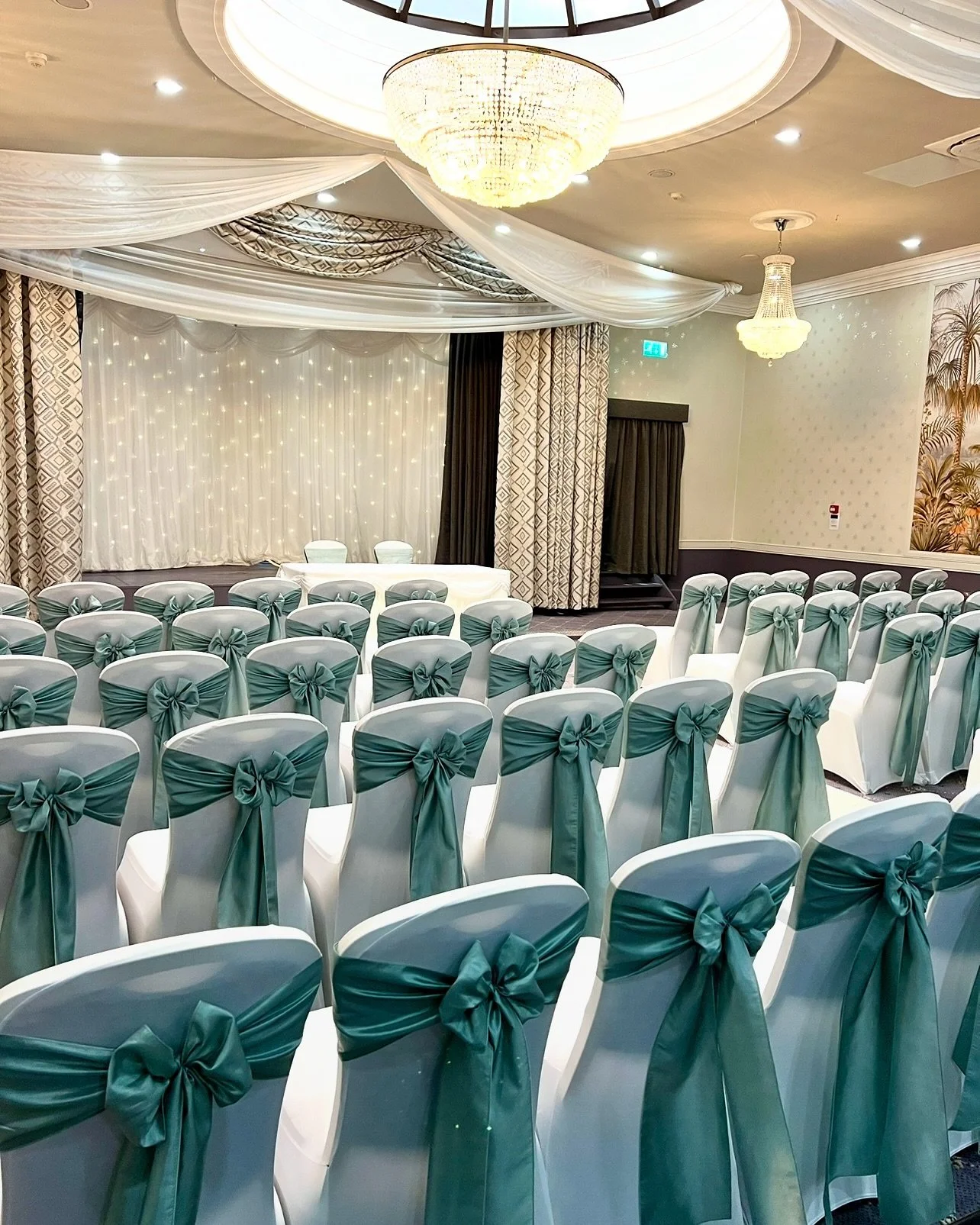 Gemma &amp; Oli 🌿🤍

We provided our starlight table skirt, white chair covers &amp; sage green taffeta sashes 😍 

Venue @the_grand_torquay