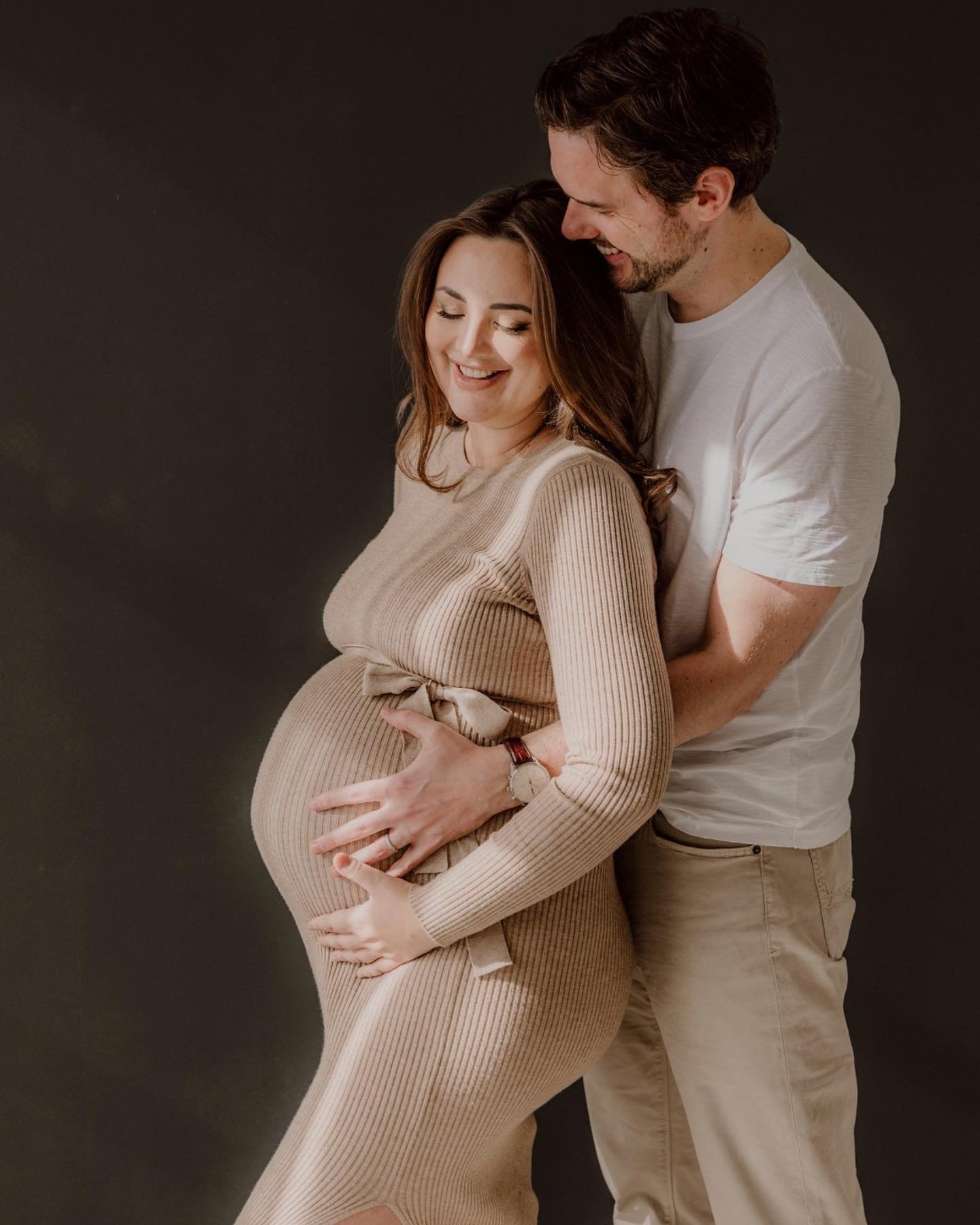 modern maternity photoshoot @yard.ch 🫶🏻 
thank you for your trust dear @tara.leis 🤍

#maternityphotography #schwangerschaftsshooting #daylightstudio #fotografluzern #fotografinschweiz