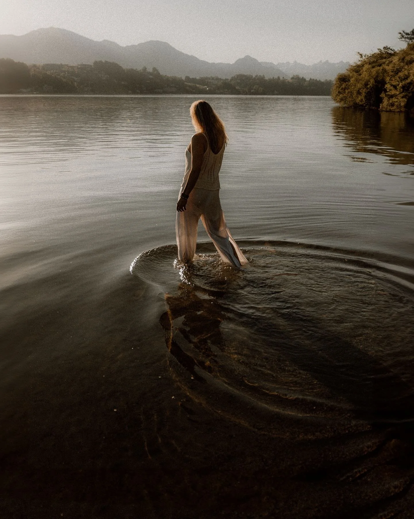 when light, calm, and trust come together, and clients allow me to capture their authentic selves, it becomes more than just a shoot&mdash;it becomes a moment of true connection and meaning 🤎 danke liebe caroline - f&uuml;r genau solche momente und 