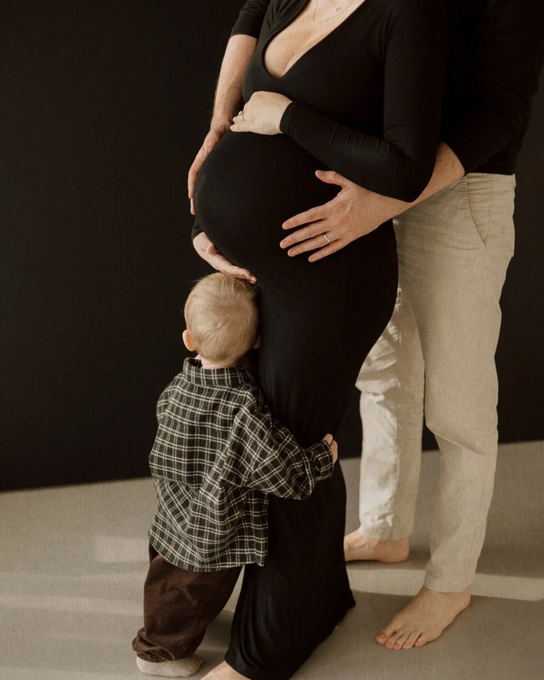 From one life chapter to the next &mdash; I love being the one to capture it. Thank you T+T for trusting me again 🤎

#maternityshooting #schwangerschaftsshooting #schwangerschaftsshootingschweiz #fotografluzern