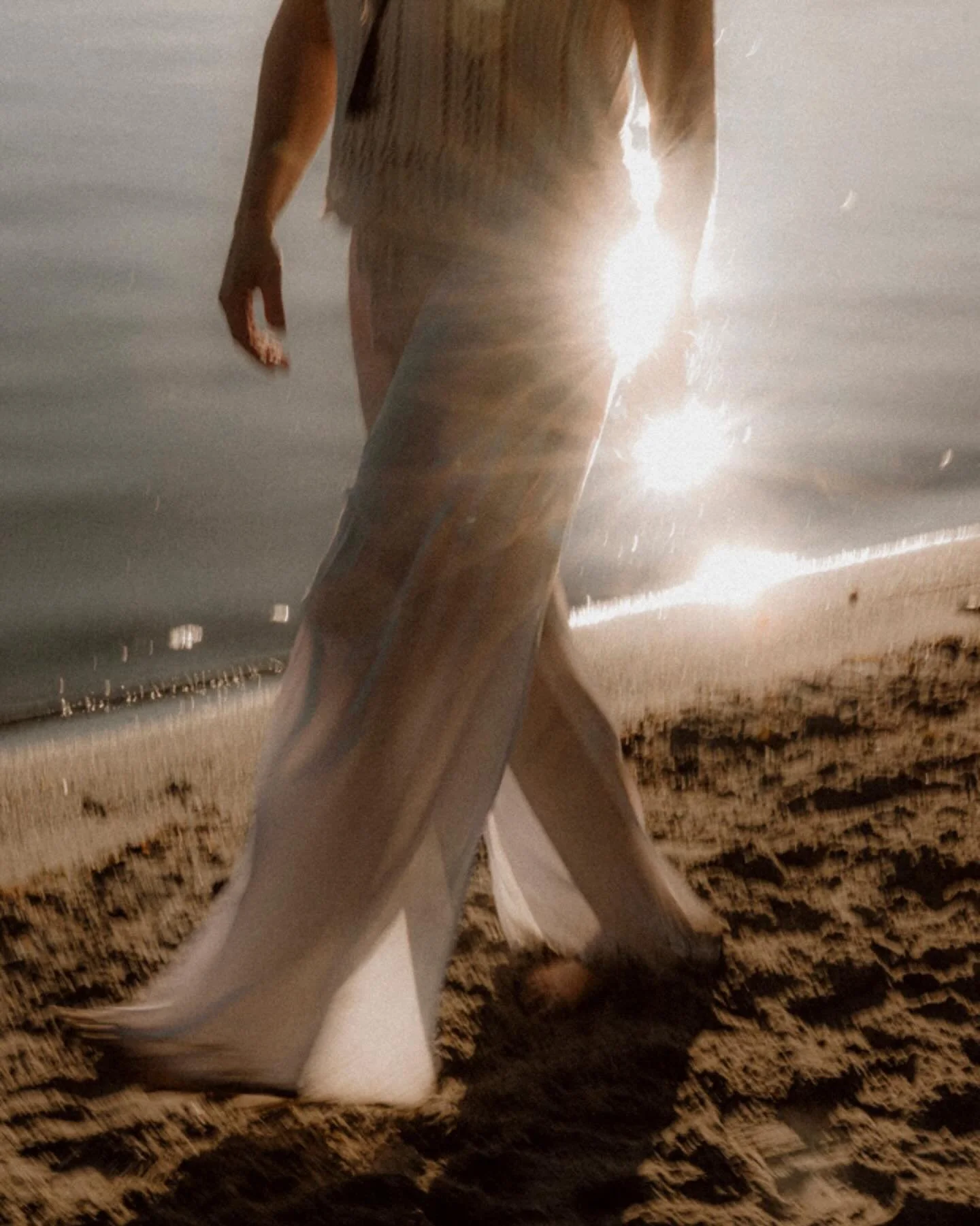 beneath the aesthetics, there&rsquo;s depth &mdash; branding shooting with caroline 🤎
thank you for your trust. @carolinenyfeler.ch #brandingshoot #watershooting #yogashooting #personalbranding #fotoshootingluzern