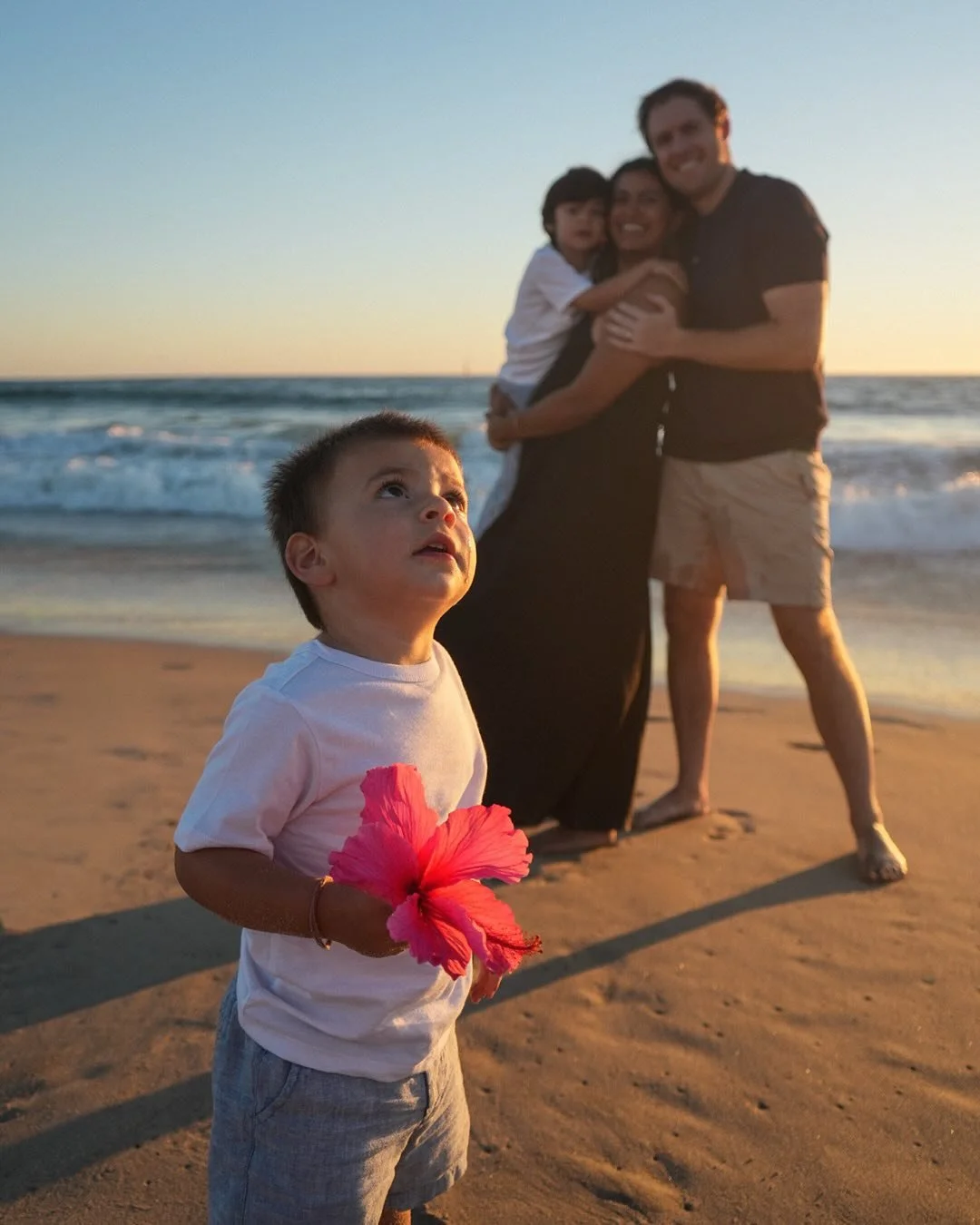 The gorgeous Hanson fam + remembering this season exactly as it feels. 🌺🌞✨

.
.
#mirellemaiaphotography 
#documentaryfamilyphotography #santamonicafamilyphotography #losangelesfamilyphotos