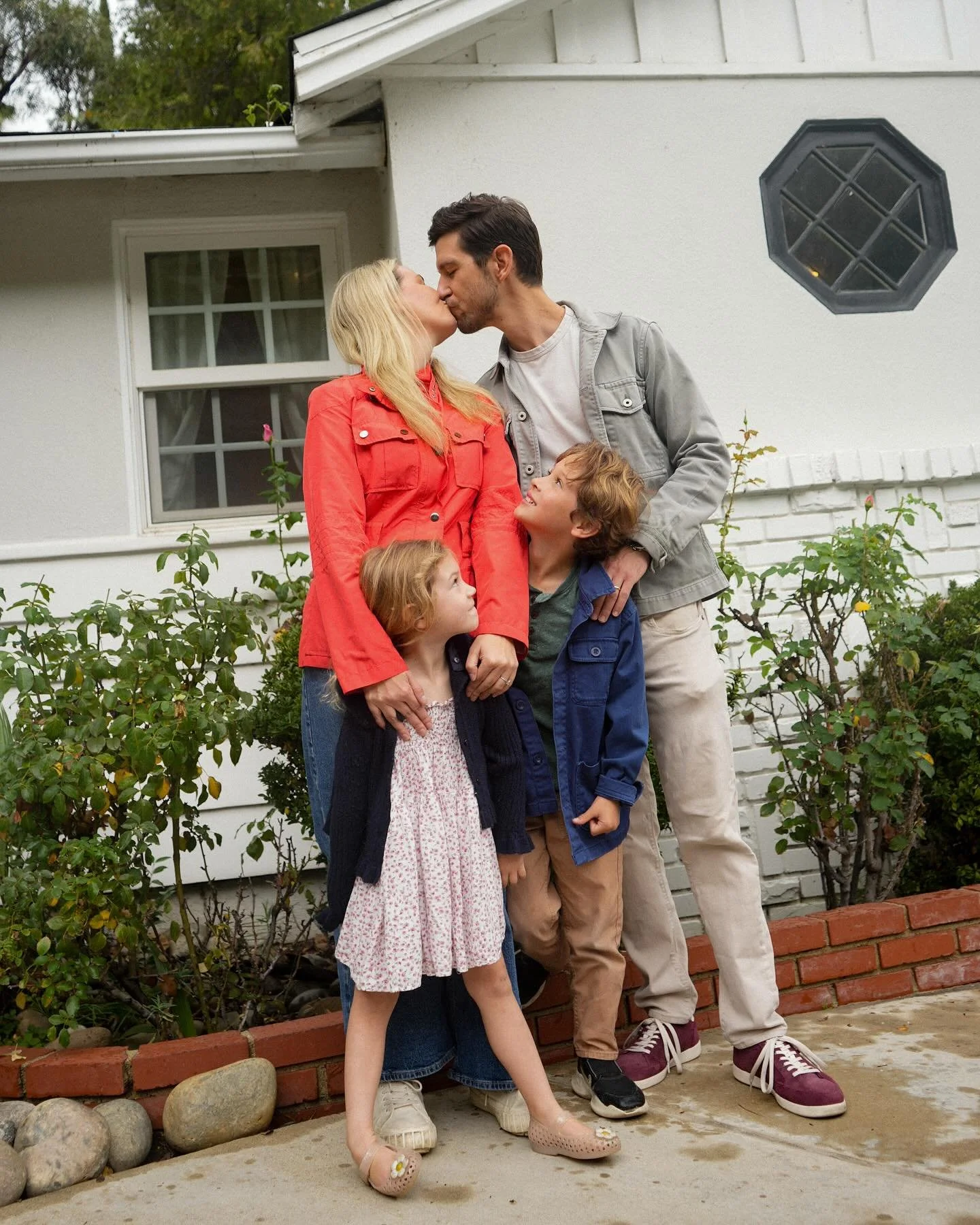 Lundy fam, could you be any cuter?! Wait yes, yes you can.. photos with the new addition coming soon! 🐾 🥰

#mirellemaiaphotography