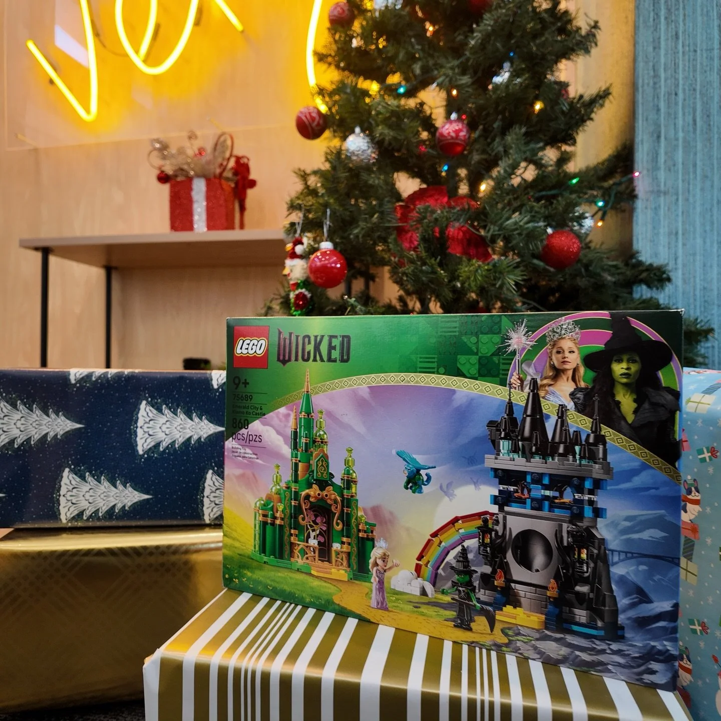 🎄🎁 On the 7th Day of Giveaways, we&rsquo;re getting wickedly creative! 🧱✨
Enter to win an awesome WICKED LEGO set and bring the magic to life, brick by brick! 🧙&zwj;♀️💚

Here&rsquo;s how to enter:
1️⃣ Like this post on Instagram.
2️⃣ Tag 2 frien