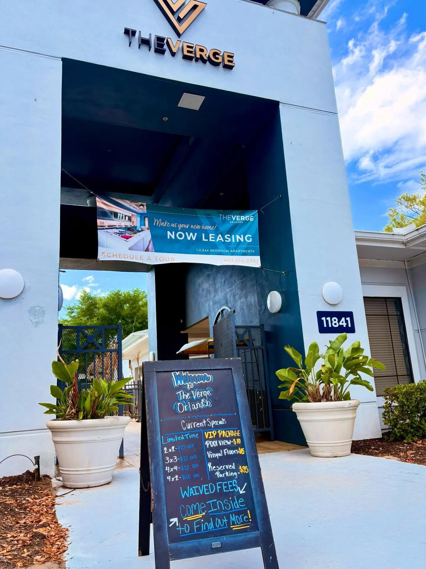 Spring Fling Pool Party loading&hellip; 🎉

&amp; if you haven&rsquo;t locked in your spot yet&hellip; we&rsquo;re NOW LEASING + running specials 👀

Waived fees + deals you don&rsquo;t wanna miss

Come catch a vibe &amp; secure your space 💫

#TheVe