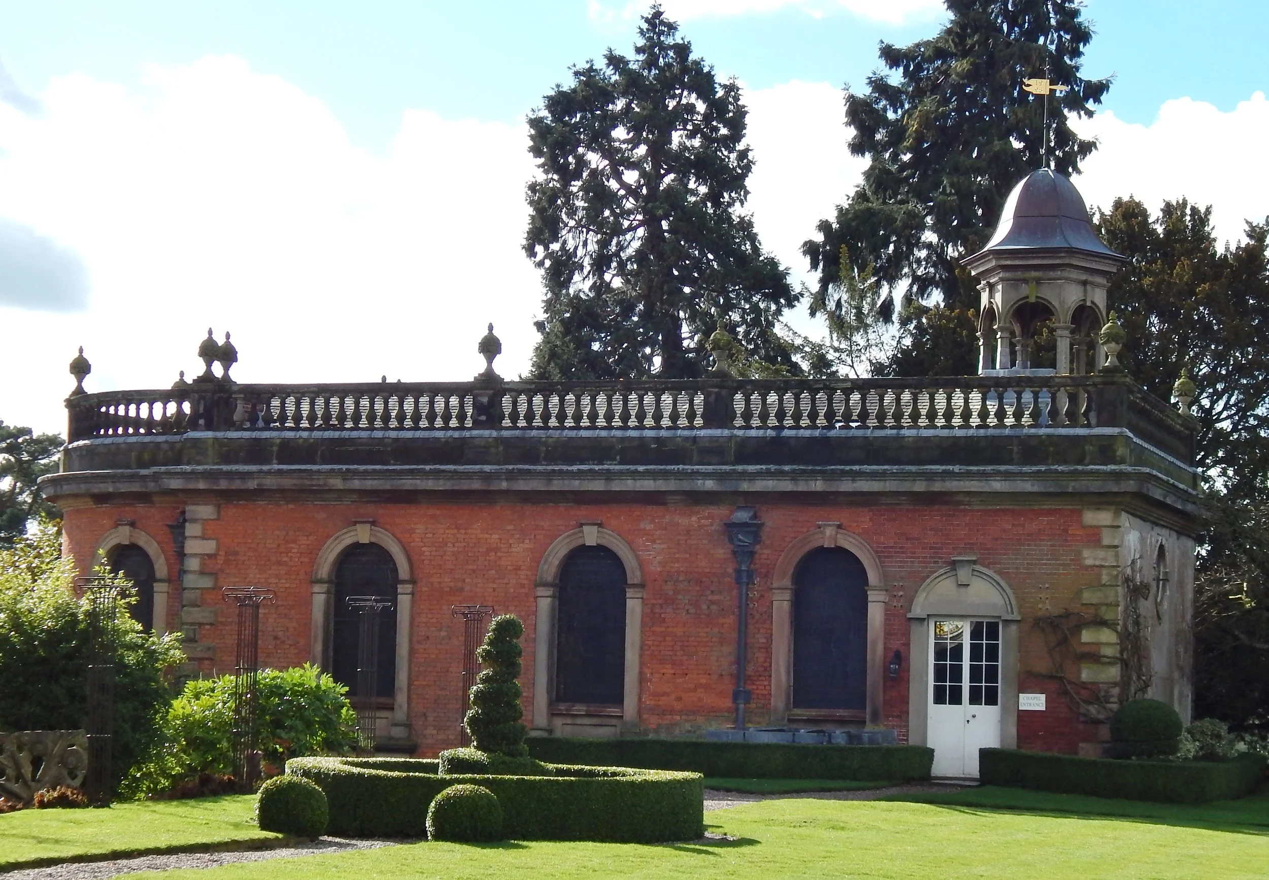 Capesthorne_Hall_Cheshire_17_Chapel.JPG