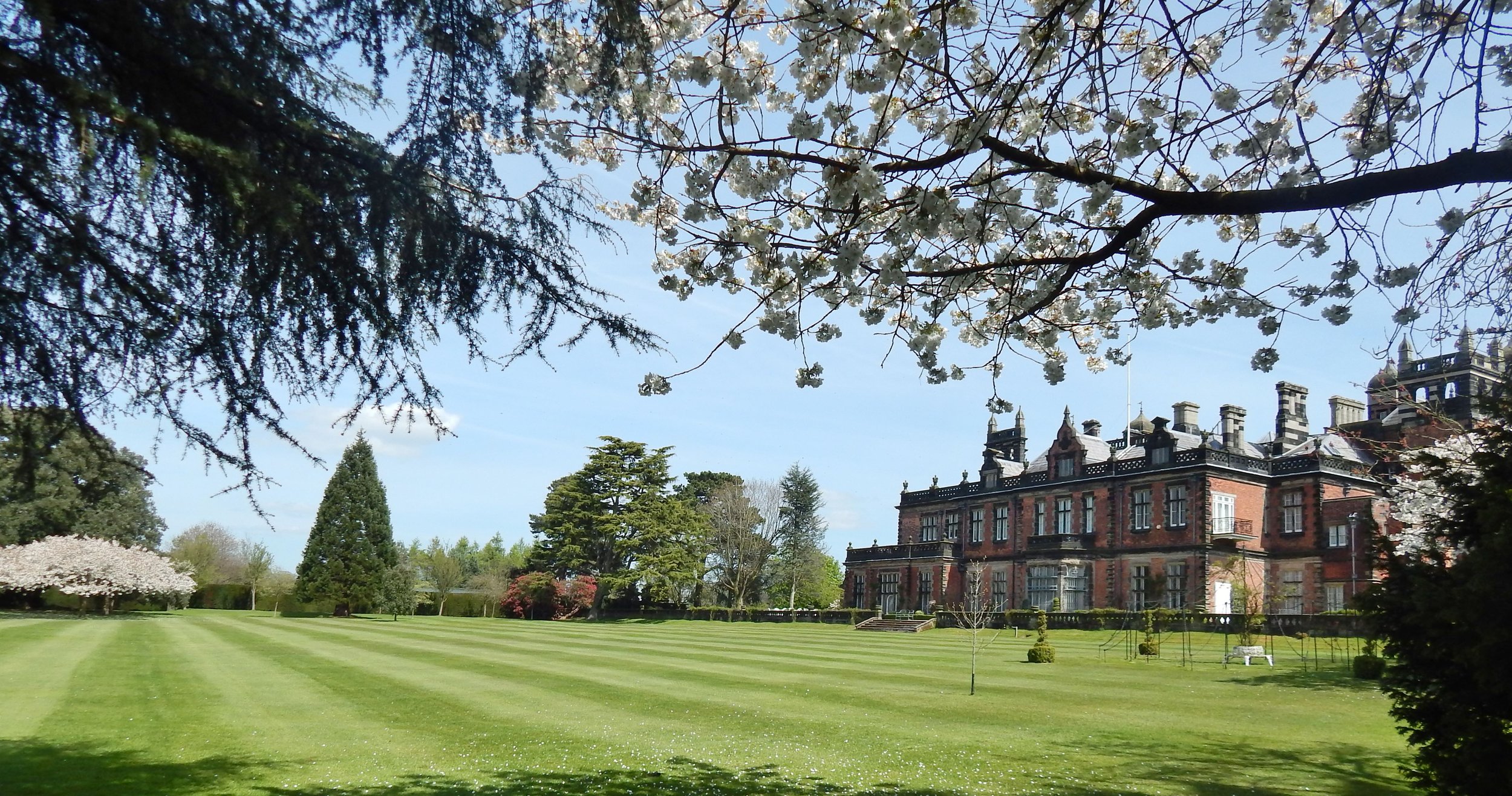 Capesthorne_Hall_Cheshire_45_West_Lawn.JPG