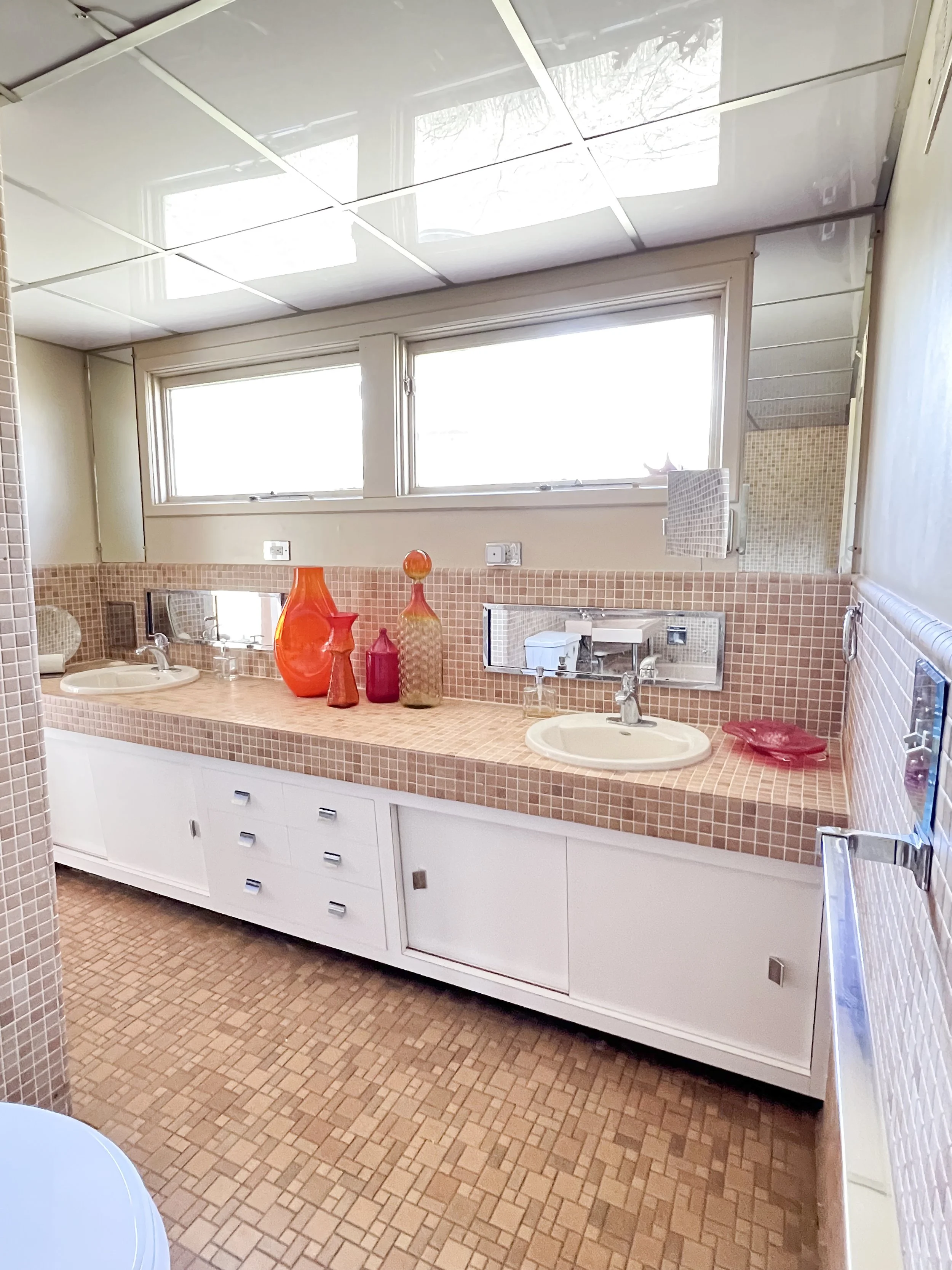 hudson-valley-mid-century-modern-newburghGUEST BATH 1.jpg