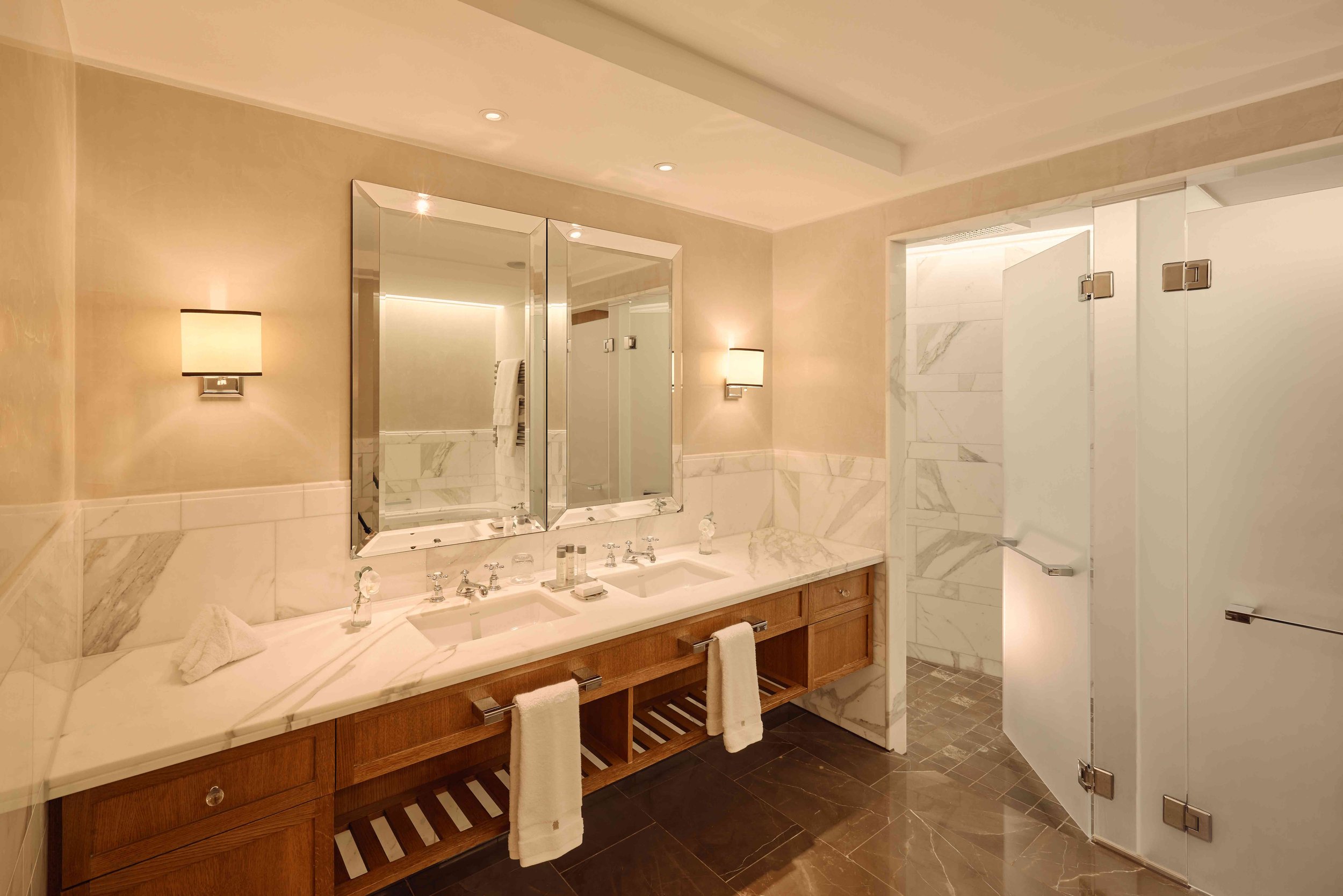 Corinthia-London-Whitehall-Suite-bathroom.jpg