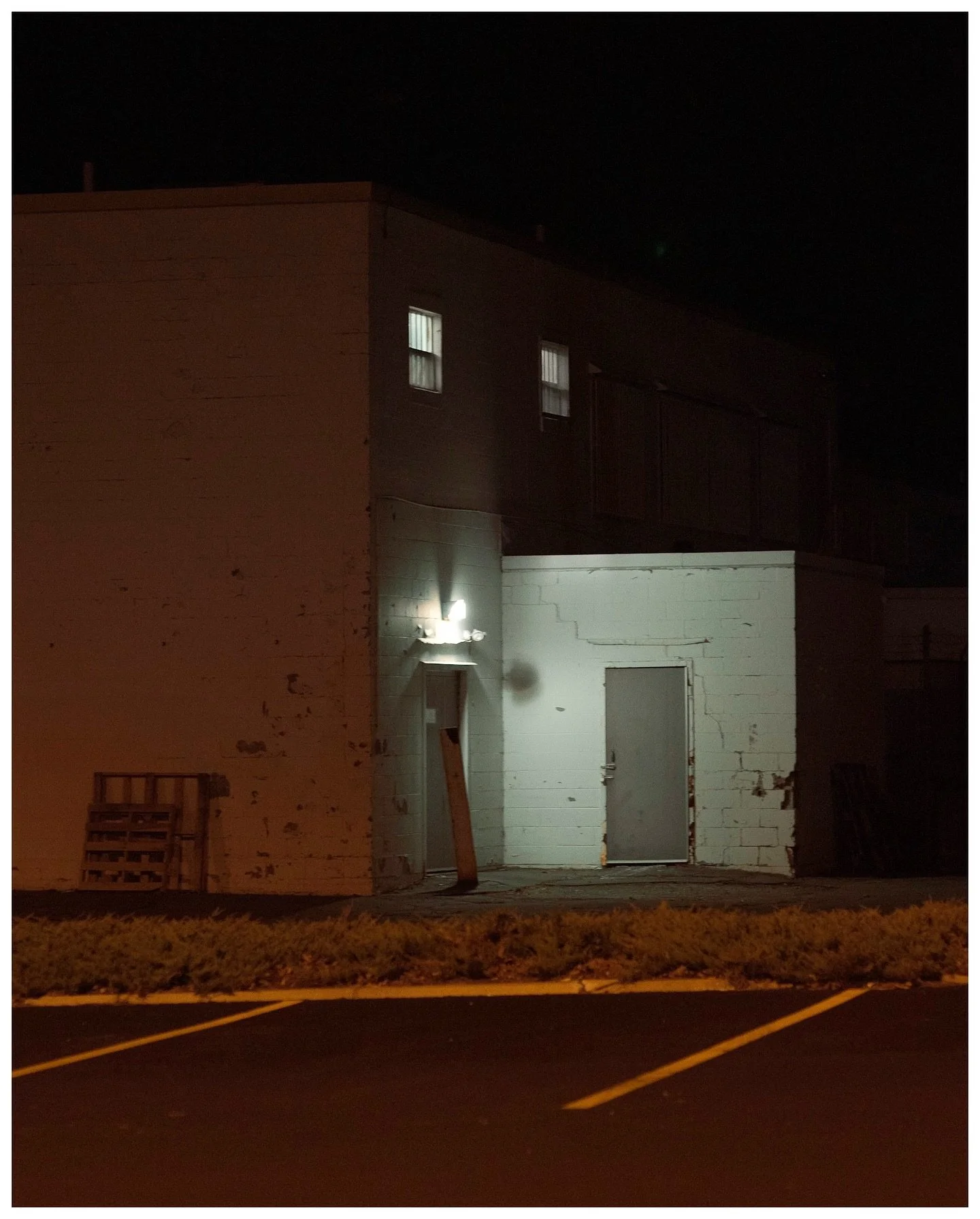 two photos with the same vibe 

-
-
-
-
#liminal #nighttimephotography #quietplaces #somewheremag #nikond750 #nikonusa #liminalspaces #streetlights #nightwalkermagazine #dreamcore #newenglandphotography #liminalcore #madewithlightroom #vscooftheday #