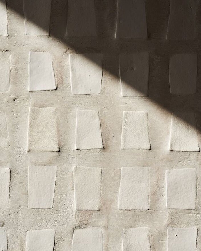 Timeless texture. Wall inspo from @paumdesign 
&bull;
&bull;
&bull;
#notmycontentbutilikeit #interiordesign #interiordesigner #interiors #design #elementdesign #elements #natural #charlestoninteriors #charlestondesign #charleston #texture #maketimefo