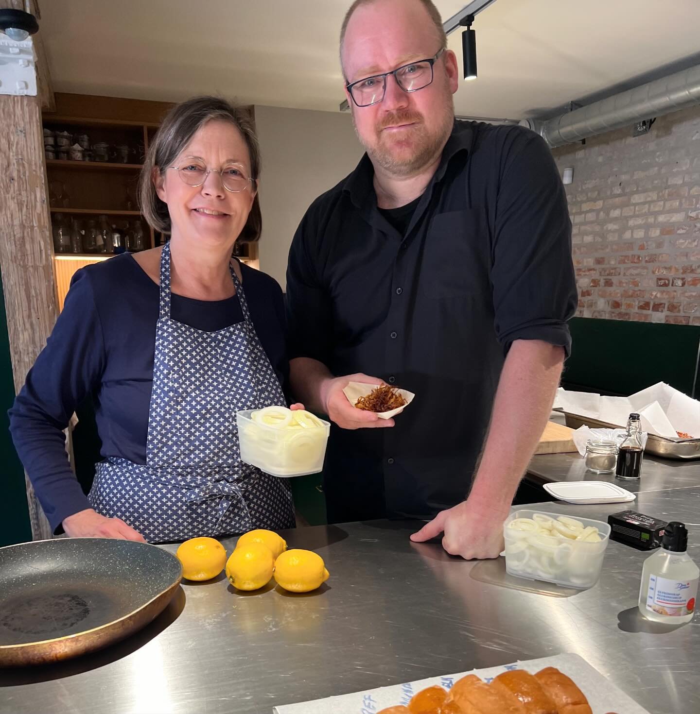 Stegekokken har v&aelig;ret i gang i dag, jeg har stegt og brunet til r&oslash;galarmen gik i gang, mit h&aring;r blev fedtet, og maden fik vidunderlig smag. 

Tak for invitation til NatMad (naturvidenskab og mad) og salon om brunfarvning, Maillard o