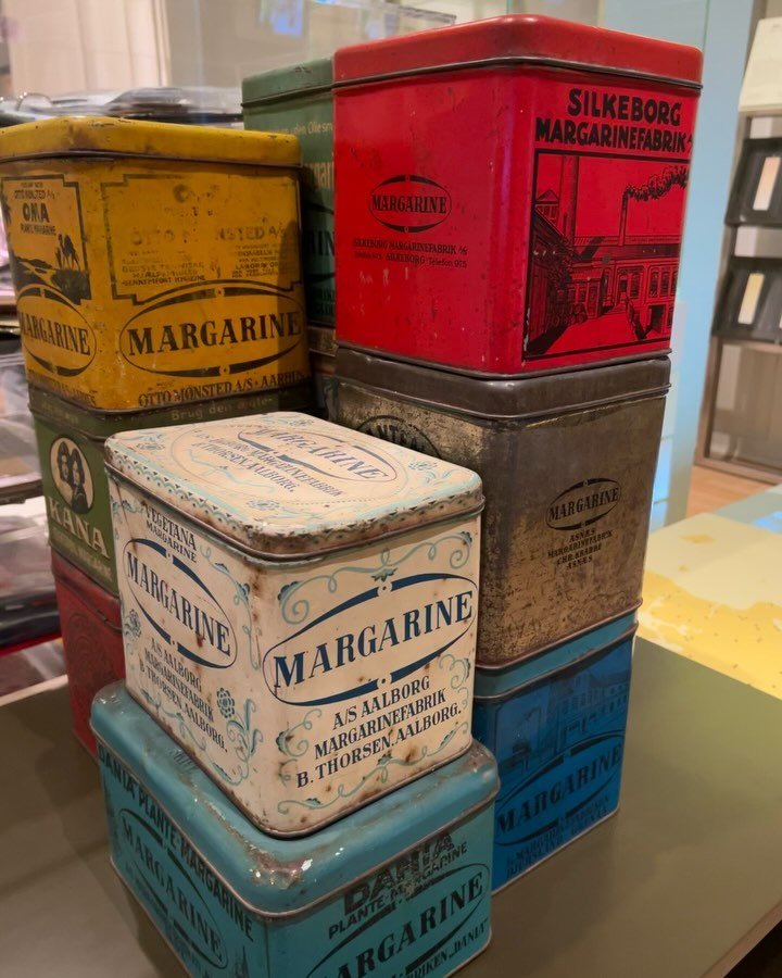 Margarine - en lille udstilling om hverdagsmad og blodbaner.

Udstillingen viser, hvordan den store verdenshistorie h&aelig;nger ul&oslash;seligt sammen med vores kost.

Margarine blev opfundet i 1869 som alternativ til sm&oslash;r. Produktion af vor