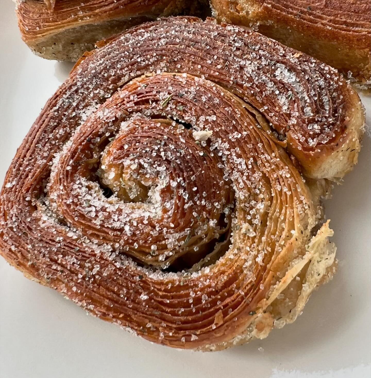 So good pastry &ndash; laminated dough &ndash; spiced with flowers 🌼 and sprinkled with sugar.
.
.
.
@lillebakery
#lillebakery
#bakery
#copenhagenfood
#refshale&oslash;en
#visitcopenhagen
#foodie
#pastry