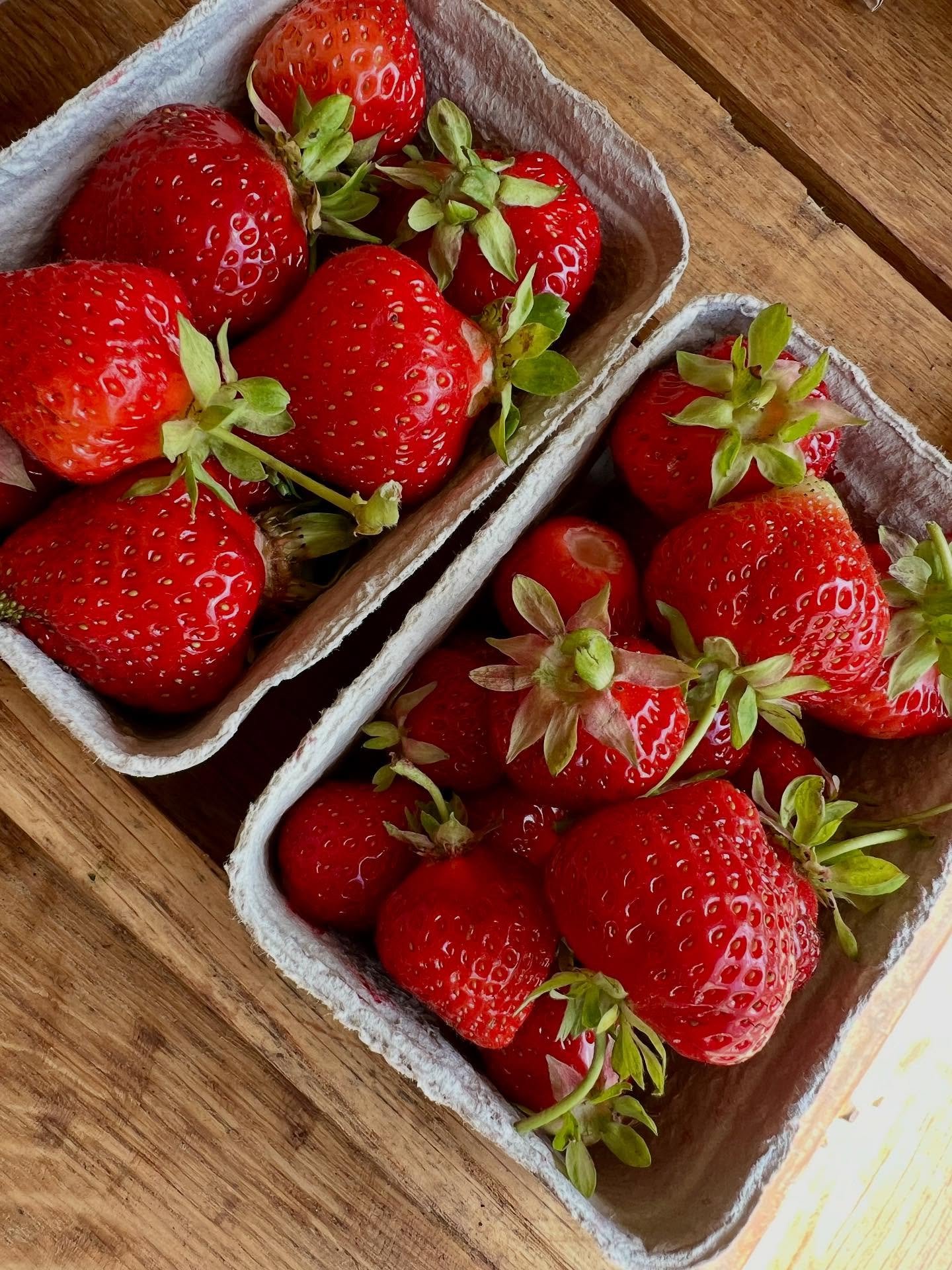 Good seasonal from local farms. Juhuuu season for strawberries 🍓 peas 🫛 spinach and more.

@gronnebonner 

#thankafarmer 
#localfood
#spisis&aelig;son 
#seasonalfood
