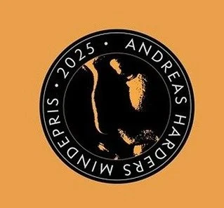 Overr&aelig;kkelse af Andreas Harders Mindepris 2025
&nbsp;
Prisen gives i &aring;r til

OMEGN &amp; VENNER og GR&Oslash;NNE B&Oslash;NNER
&nbsp;
Prisoverr&aelig;kkelsen finder sted torsdag den 20. november kl. 17.30-21.00 p&aring; Pladefabrikken, Bi