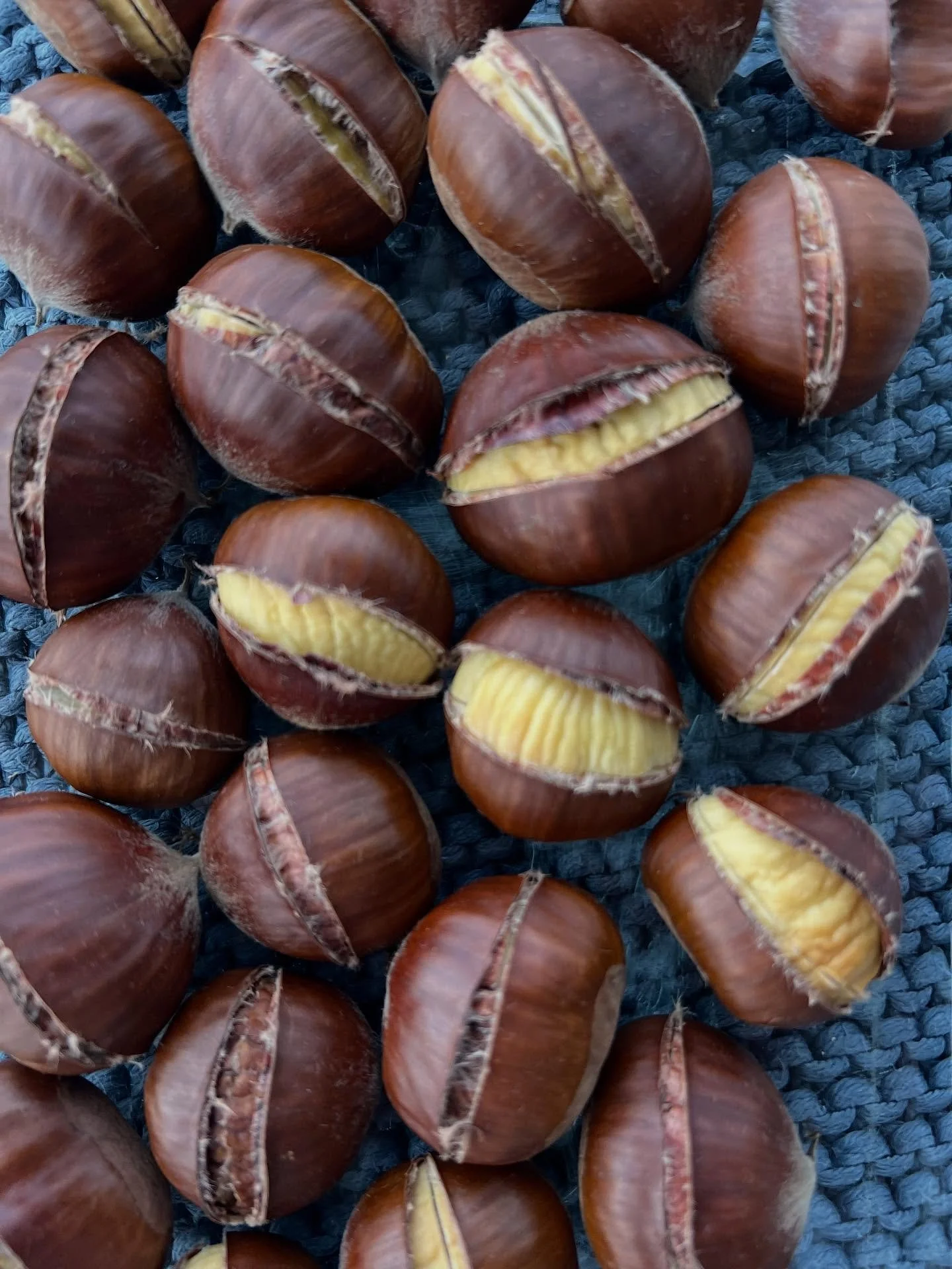 Har I pr&oslash;vet de danske kastanjer, der er i s&aelig;son lige nu?
&nbsp;
Inspireret af den japanske efter&aring;rsret med ris og friske kastanjer 🌰🍚🌰 har jeg lavet et tilbeh&oslash;r af risottoris kogt med sm&oslash;rstegt l&oslash;g og bland