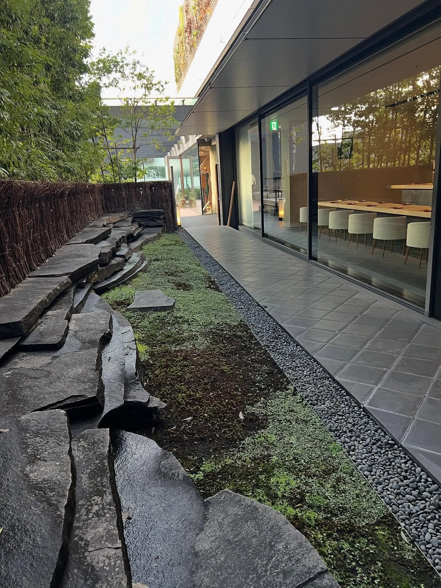 Teatime in Tokyo, catching up with Japanese and Danish friends. 

We enjoyed matcha 🍵 and milk pudding with green soybean paste and had a good time.

Caf&eacute; Sashya Kanetanaka has a special, stylishly designed space by contemporary artist Hirosh