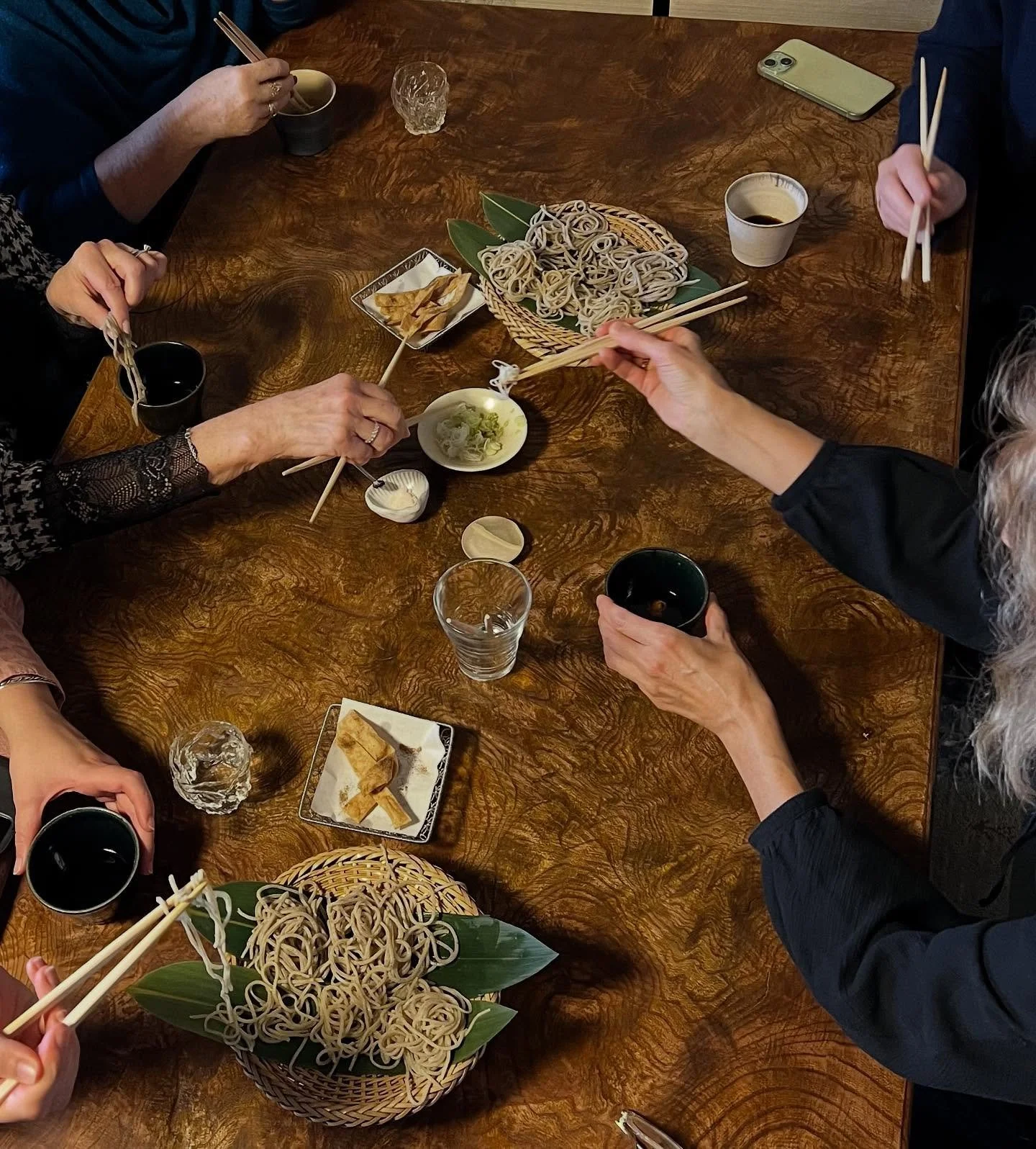 P&aring; madrejsen i Japan har vi l&aelig;rt mere om og smagt soba nudler &ndash; boghvedenudler. 

Vi oplevede en dygtig japansk madh&aring;ndv&aelig;rker, der lavede soba nudler som vi smagte kolde. En slags af 100% boghvede og en anden tilsat hved