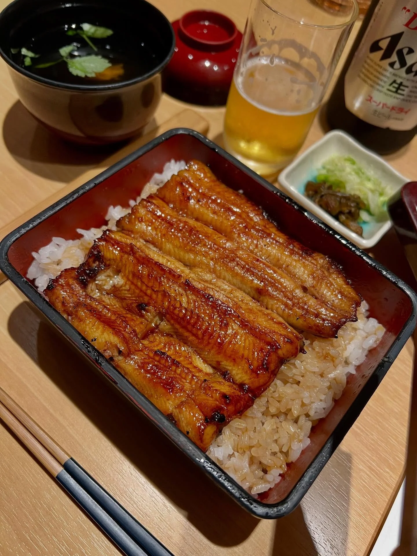 Madrejsen i Japan er nu i Tokyo &ndash; vi n&oslash;d en meget lokal og historisk ret f&oslash;rste aften.

Unagi er det japanske ord for ferskvands-&aring;l. De serveres oftest grillet og retten hedder kabayaki som er en favorit p&aring; varme somme