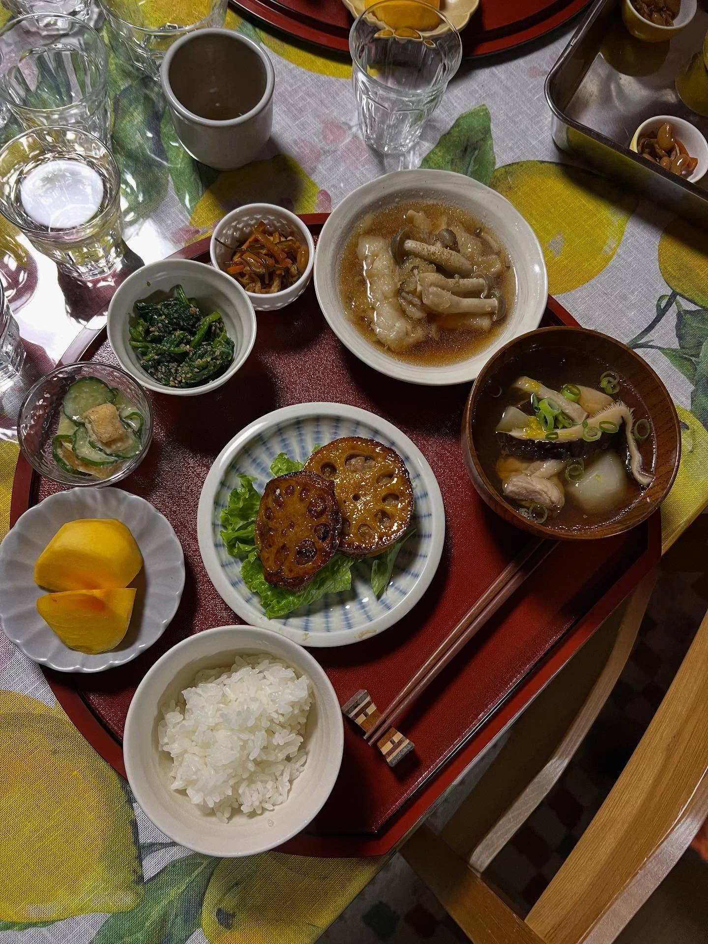 P&aring; madrejsen i Japan lavede vi hjemmelavet mad sammen i Kyoto. Hiromi underviser os i Obanzai &ndash; den traditionelle lokale k&oslash;kkenkultur.

Vi lavede et deligt frokostm&aring;ltid med en hot pot med torsk og revet daikon, dybtstegte to