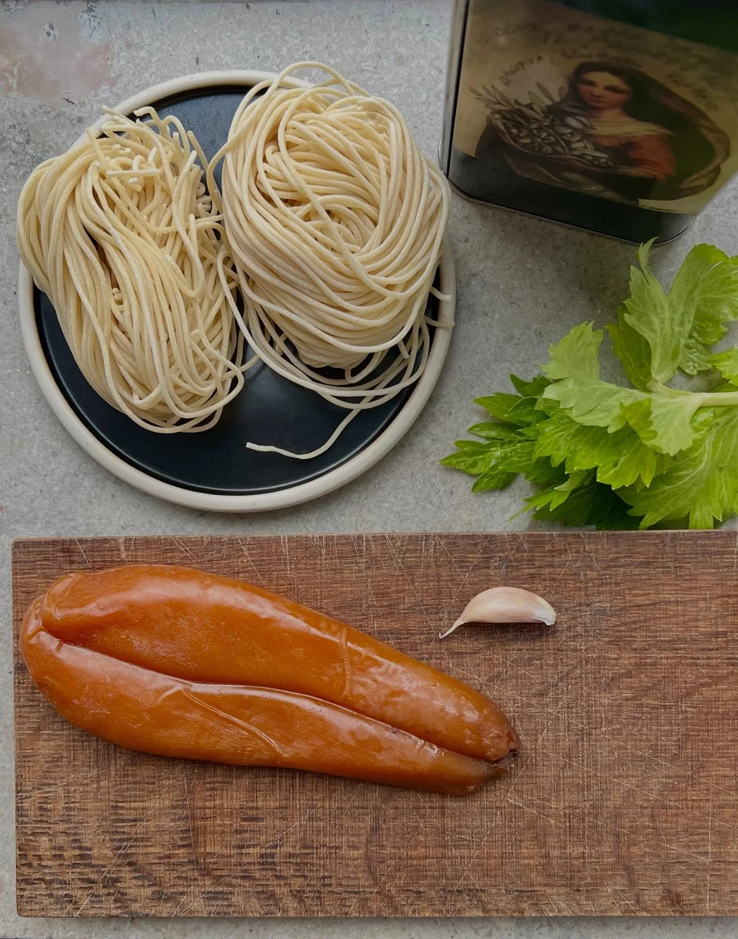 Spaghetti &amp; bottarga

Dejlig frokost hjemme!

Bottarga er fra @cibievini_christianshavn 
Spaghetti @_laminata_  kogt sm&aring; tre minutter i vand saltet som Middelhavet 

Friskh&oslash;stet olivenolie fra Toscana varmet med lidt hvidl&oslash;g (
