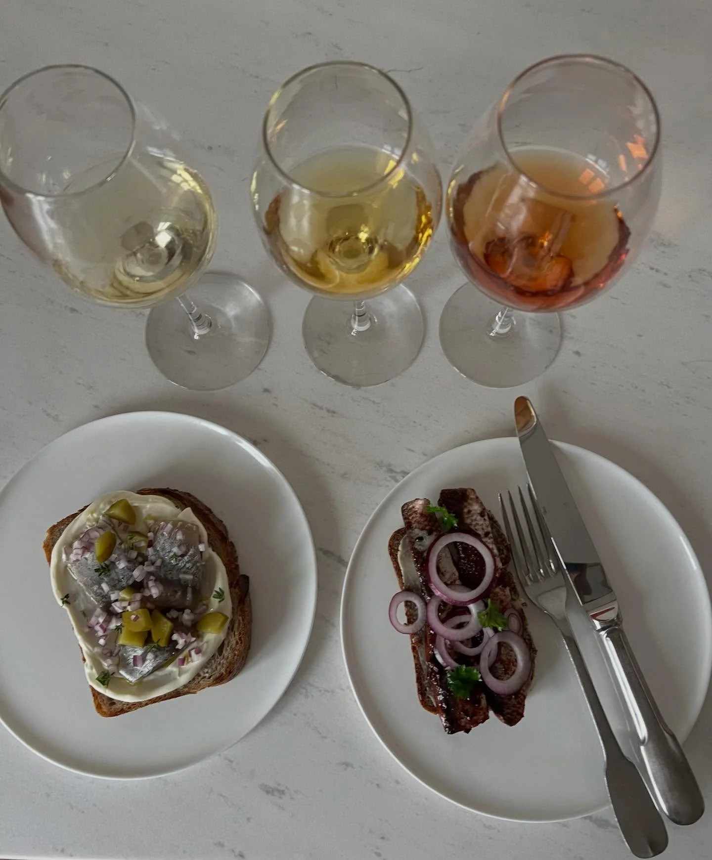 En juletradition er sild og sildemadder.

Fornyelsen hertil er et glas dejlig gr&aelig;sk retsina. 

Svipe for at se mere og l&aelig;s min konklusion af testen sidst i dette skriv. 

Hvad er retsina?
Retsina er vin der laves af druesaft og g&aelig;re
